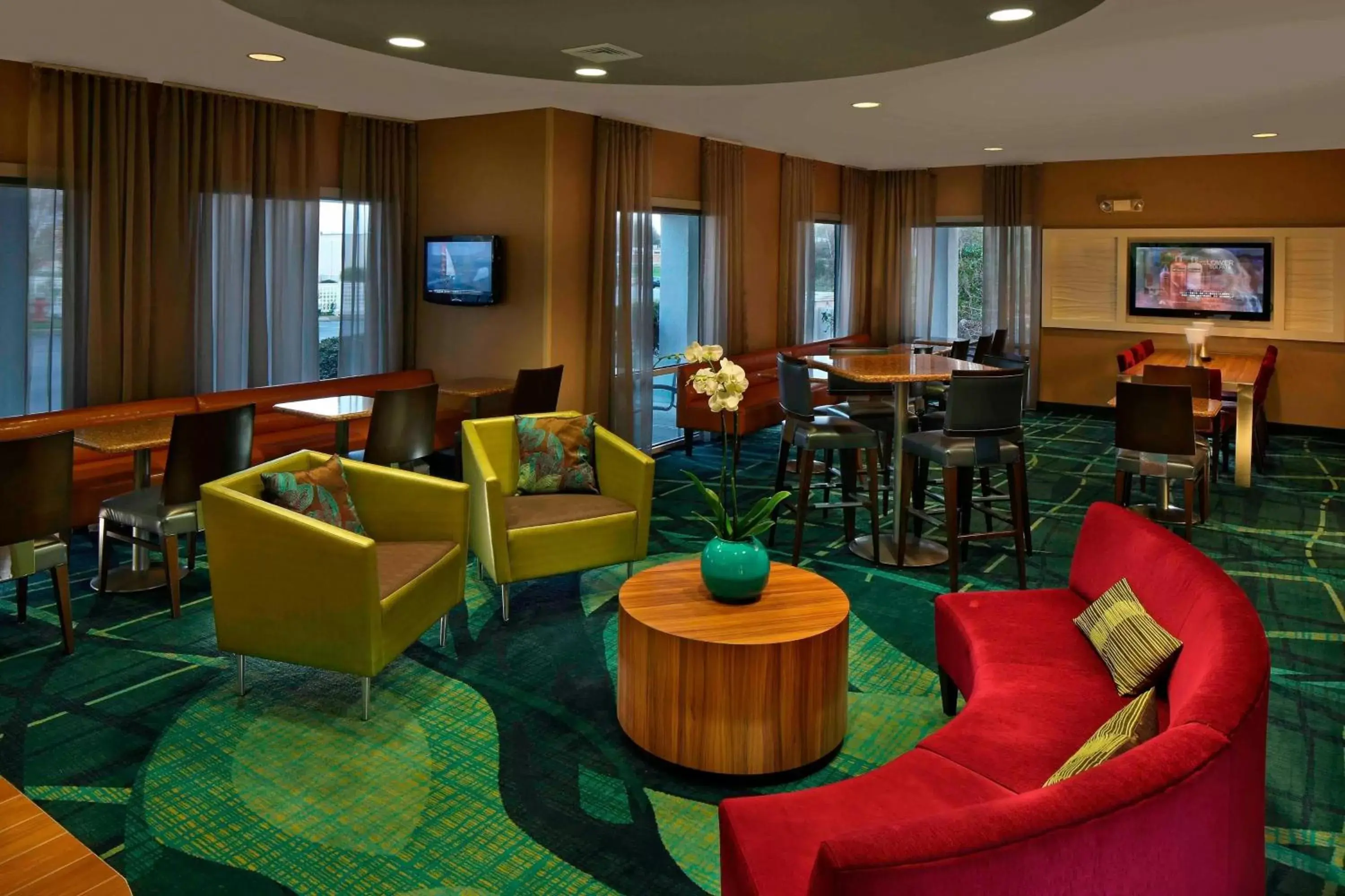 Lobby or reception, Lounge/Bar in SpringHill Suites by Marriott Waterford / Mystic