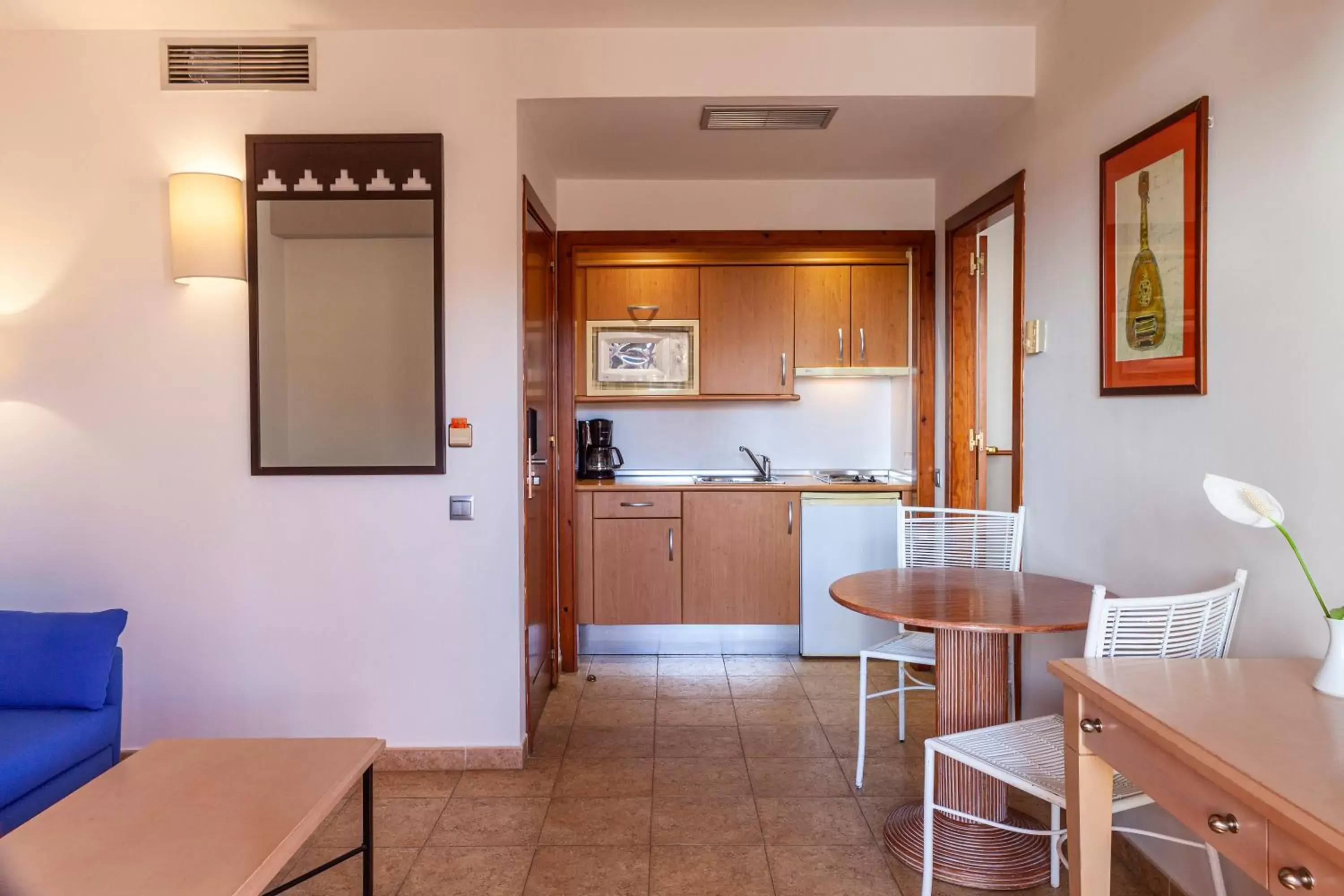 Living room, Kitchen/Kitchenette in Playacanela Hotel