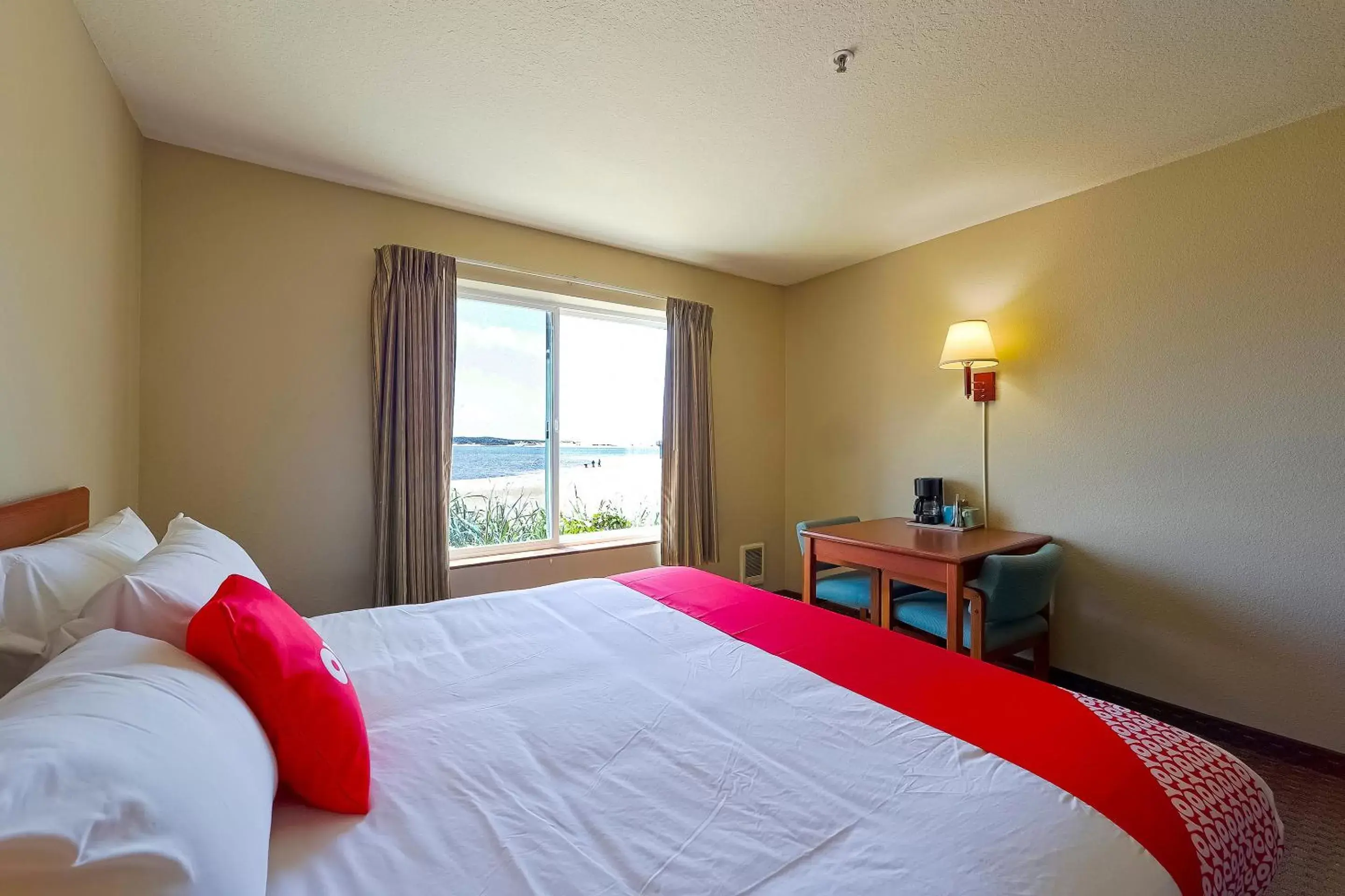 Bedroom, Bed in Siletz Bay Beachfront Hotel by OYO Lincoln City