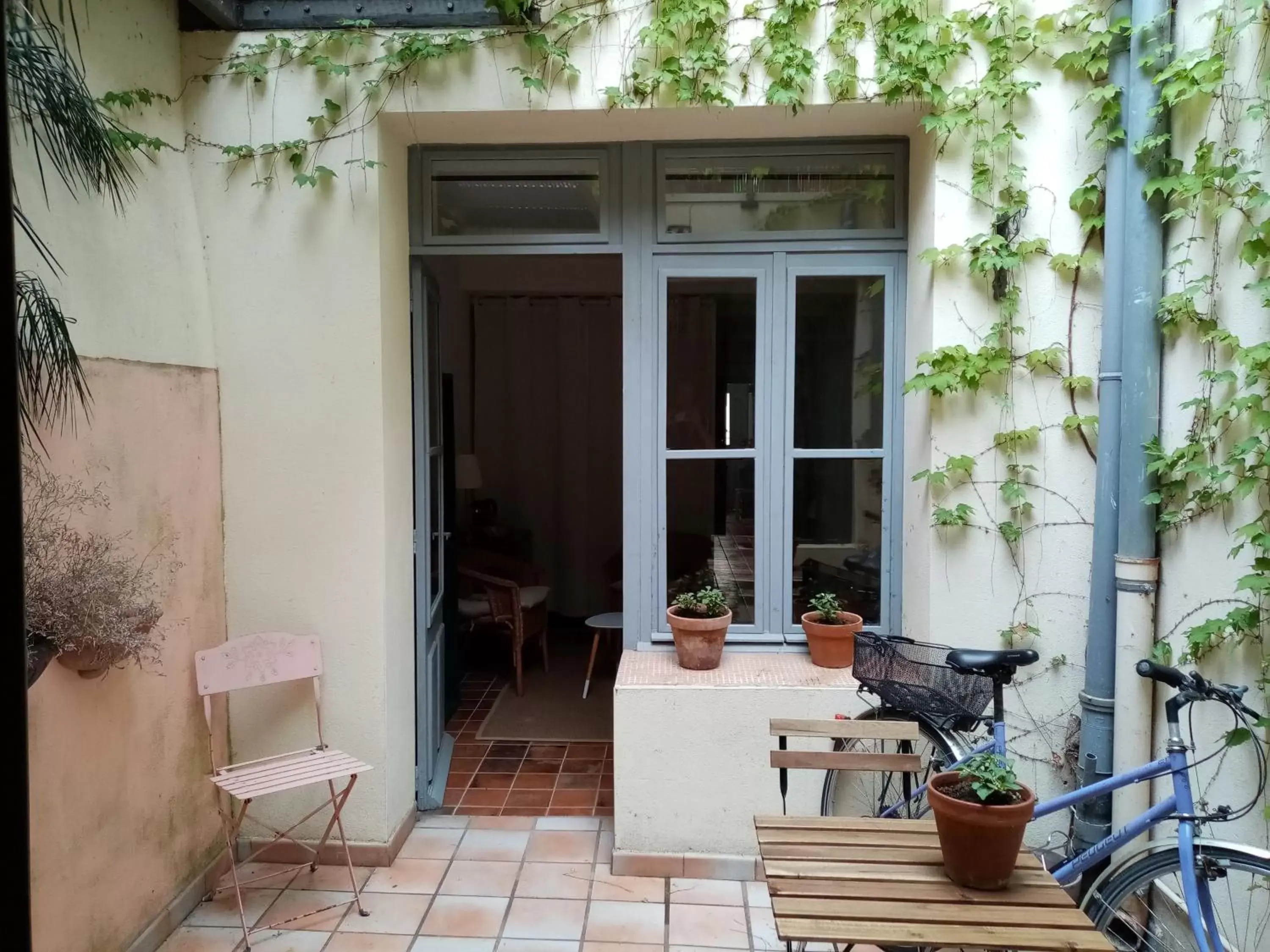 Patio in Maison aigues-mortaise dans la cité