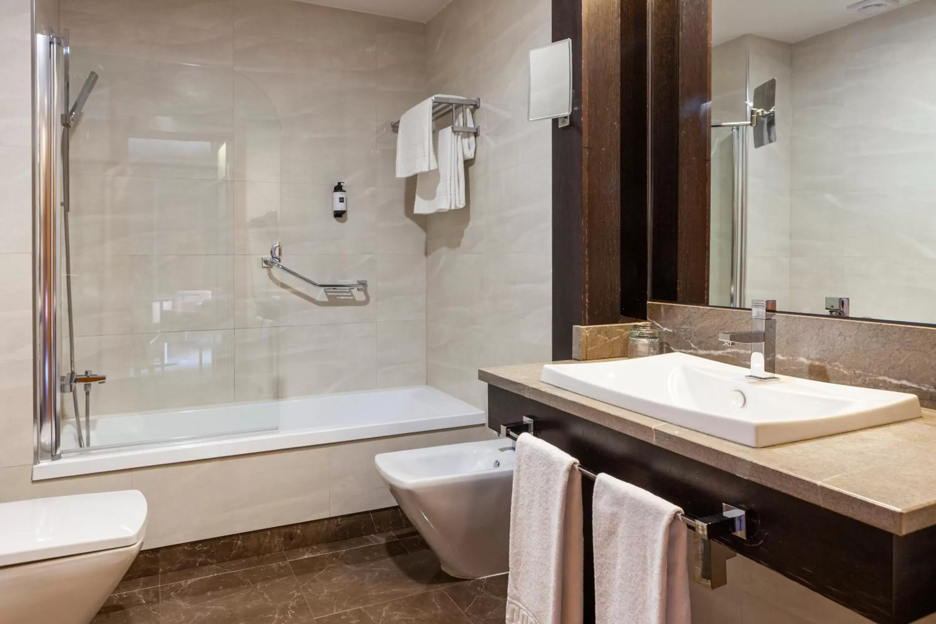 Bathroom in Hotel Macià Real De La Alhambra