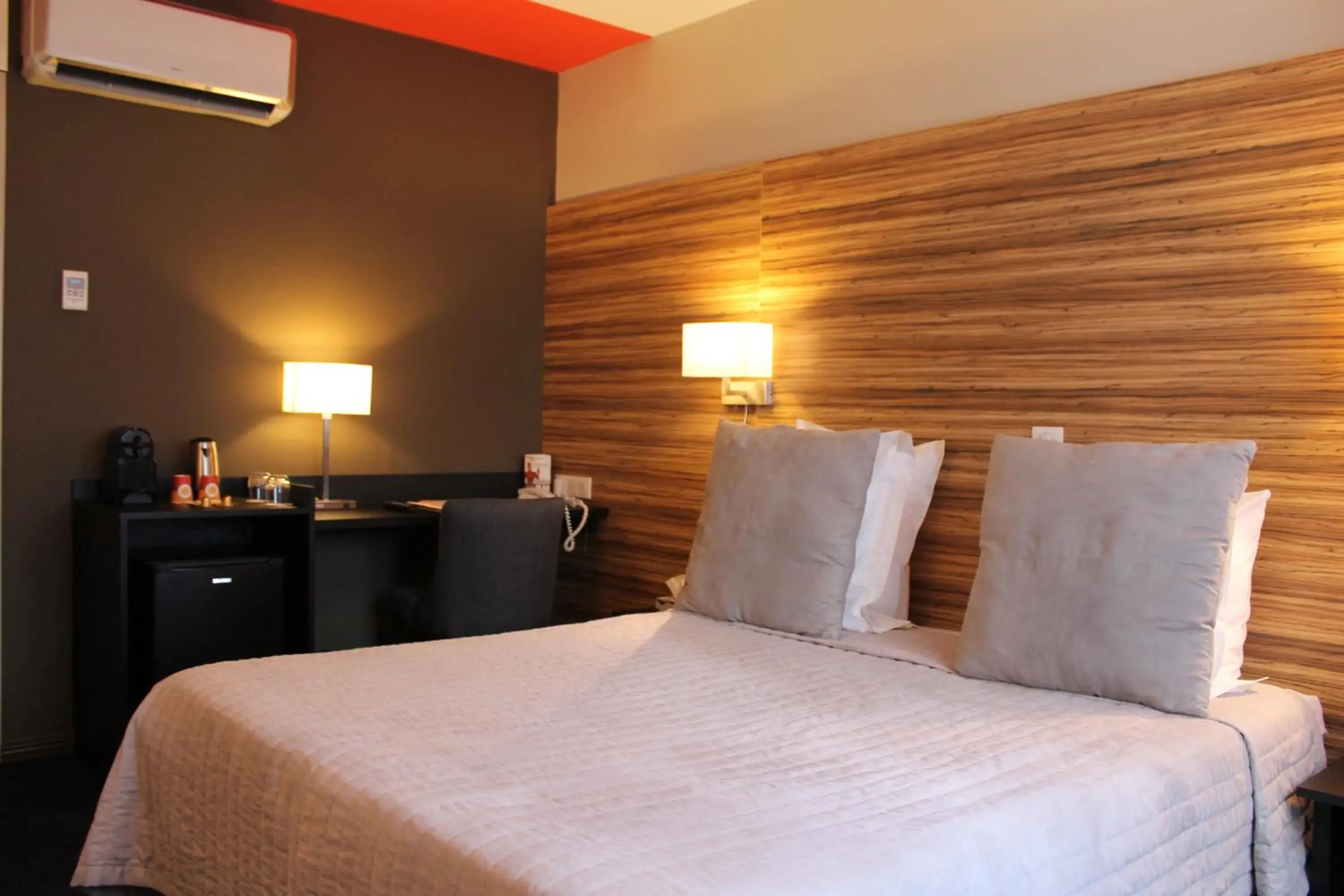 Bedroom, Bed in Hotel de France
