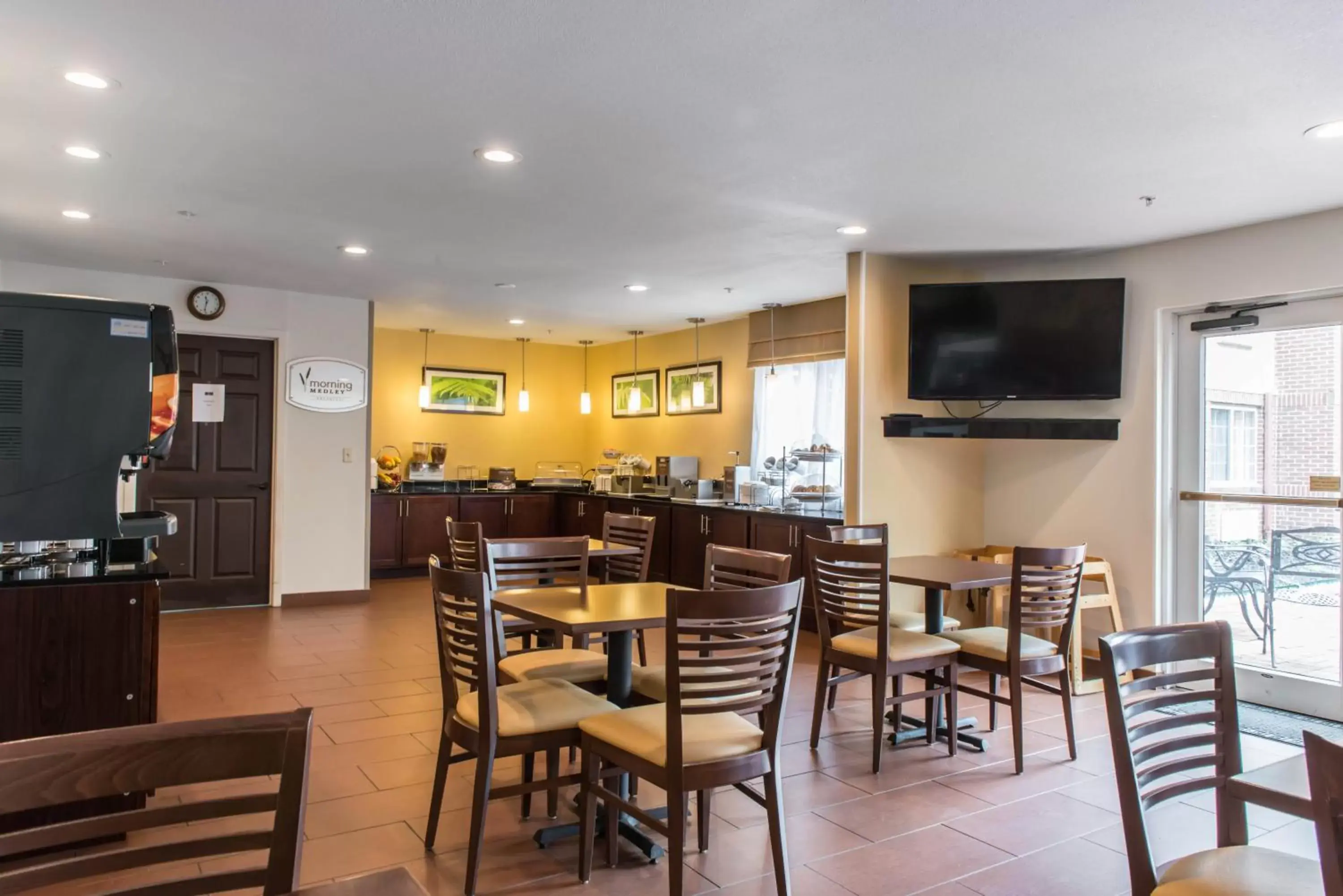 Communal lounge/ TV room, Restaurant/Places to Eat in Mainstay Suites Pittsburgh Airport