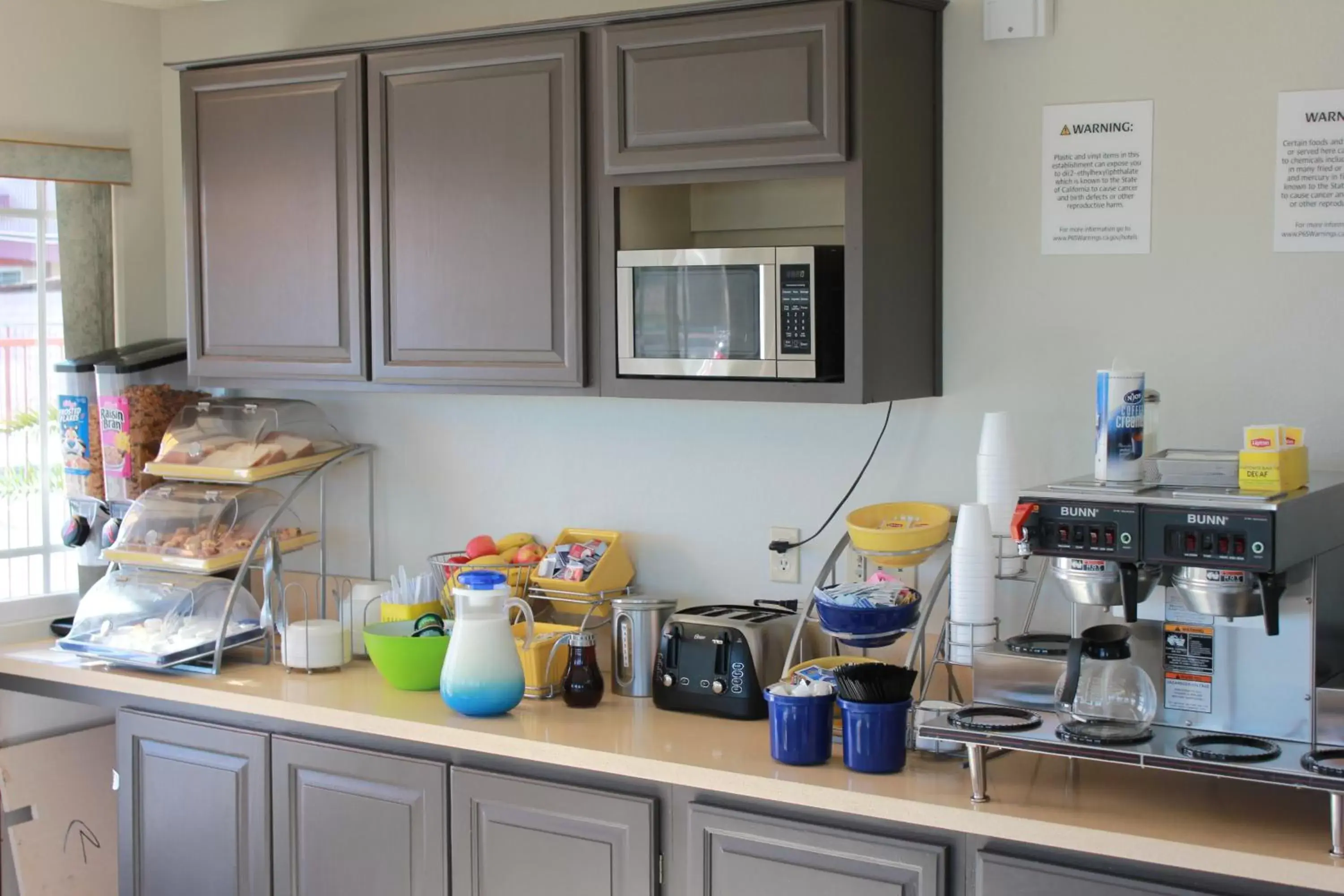 Coffee/tea facilities, Kitchen/Kitchenette in Days Inn by Wyndham Barstow