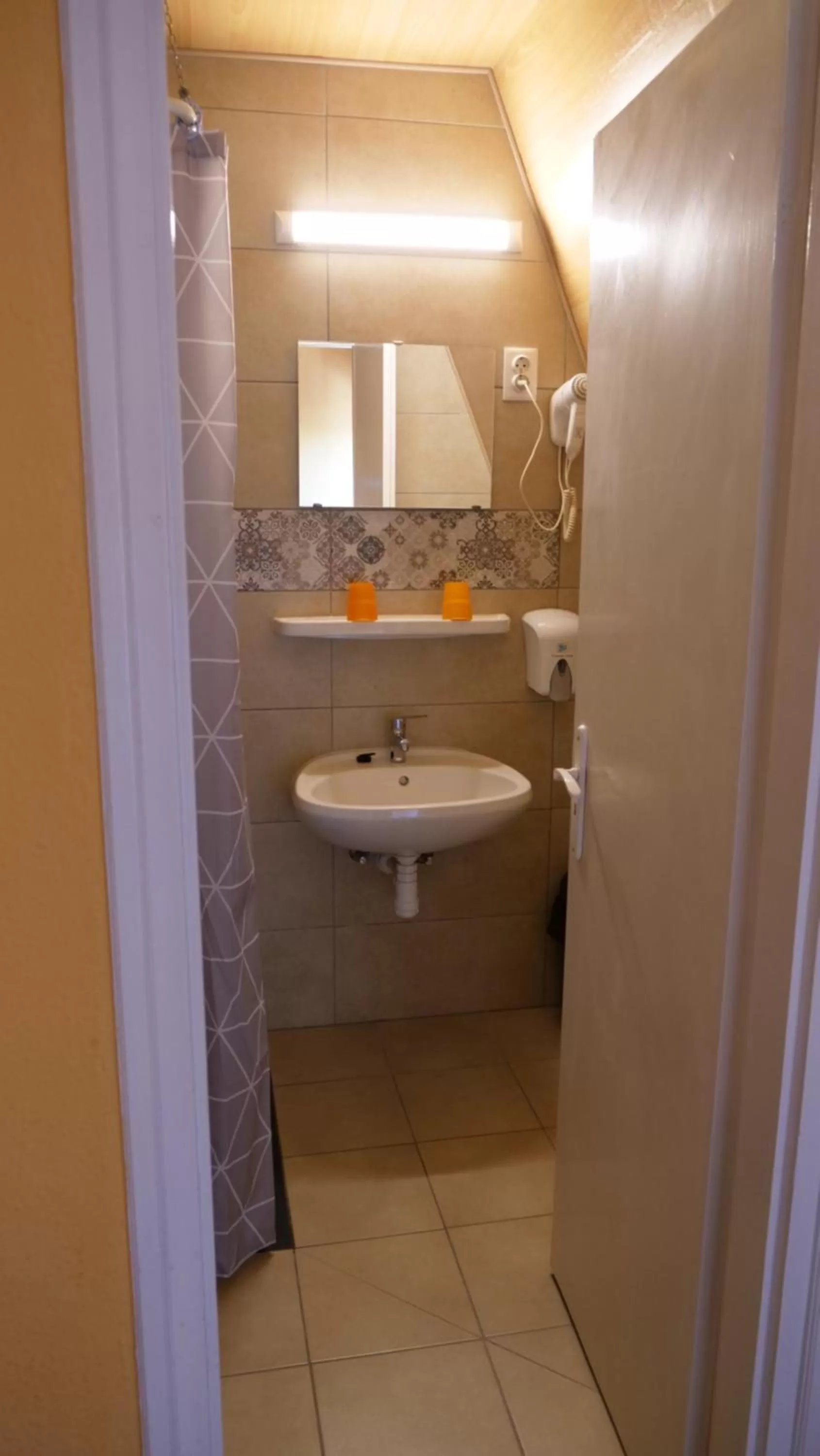 Shower in Attila Hotel Budapest