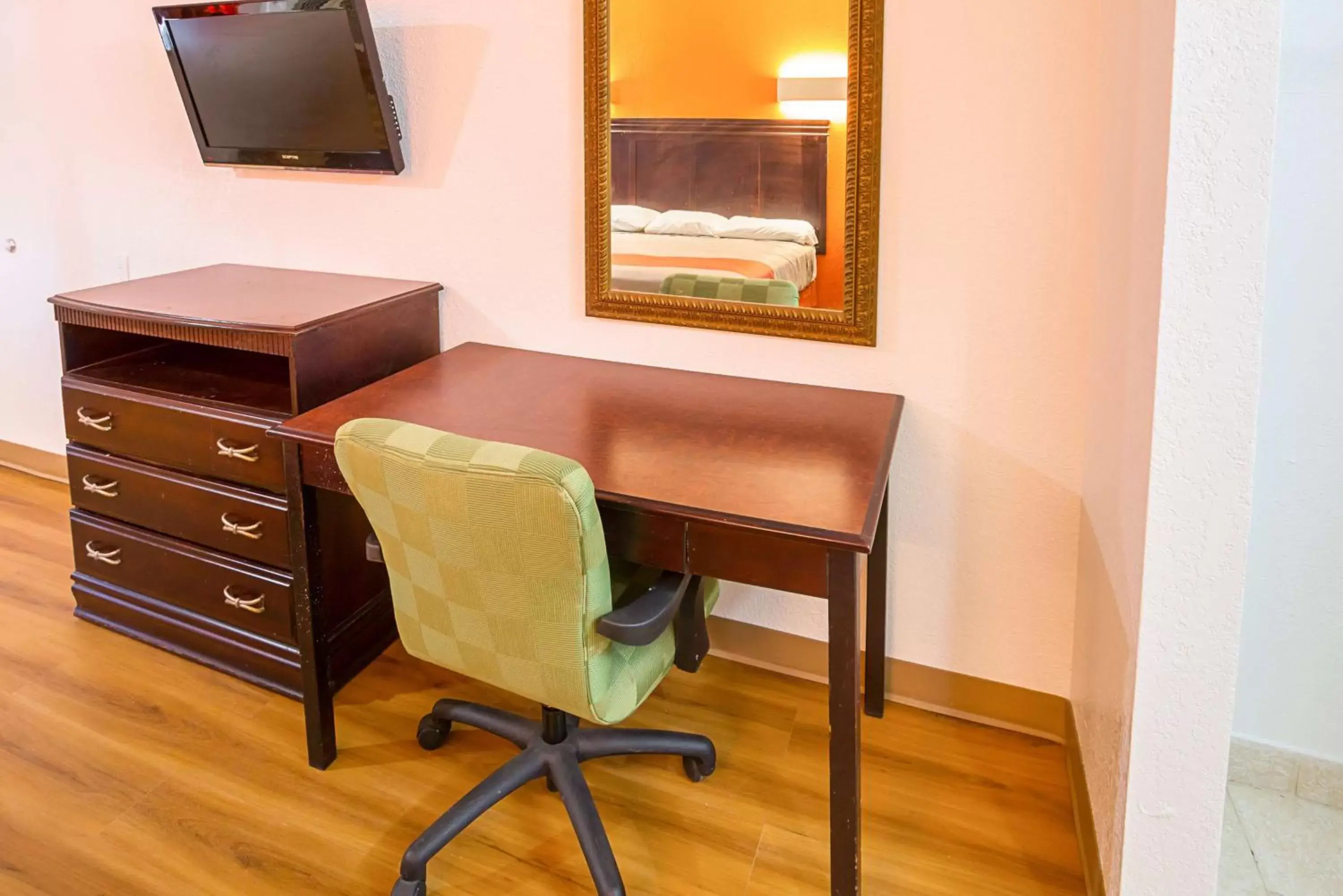 TV and multimedia in Motel 6-Red Oak, TX - Dallas TV and multimedia in Motel 6-Red Oak, TX - Dallas