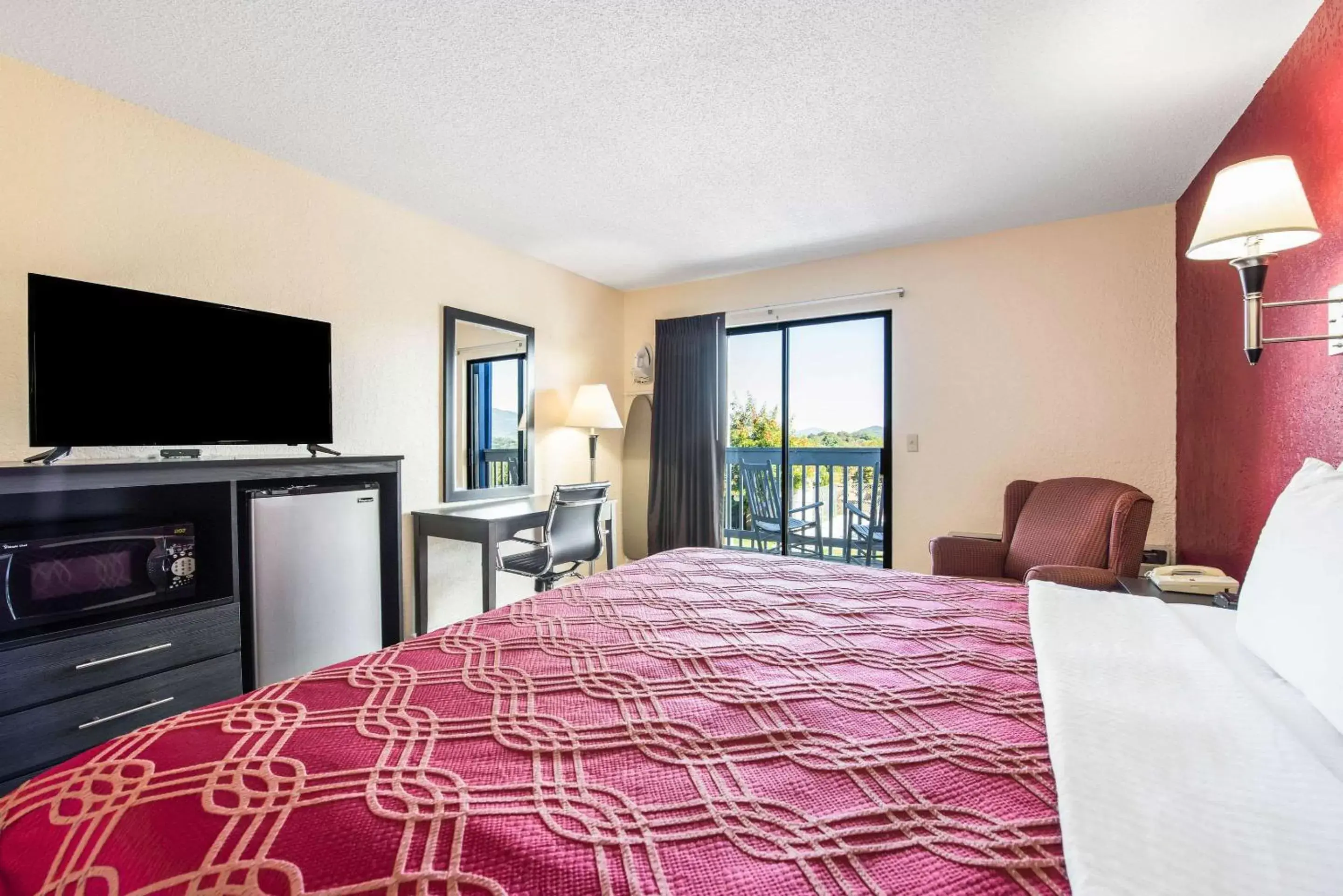 Photo of the whole room, TV/Entertainment Center in Econo Lodge - Waynesville