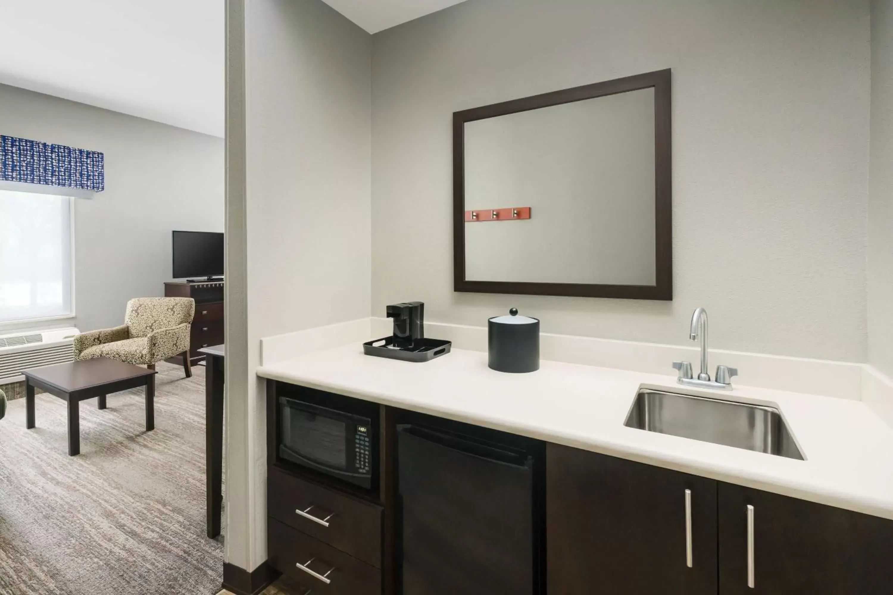 Photo of the whole room, Kitchen/Kitchenette in Hampton Inn & Suites West Sacramento