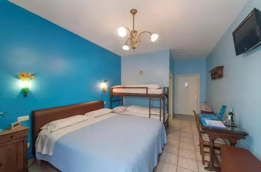 Quadruple Room - single occupancy in B&B Casa Roman & Vakantiewoning voor 1 pers tot max 32 personen Quadruple Room - single occupancy in B&B Casa Roman & Vakantiewoning voor 1 pers tot max 32 personen