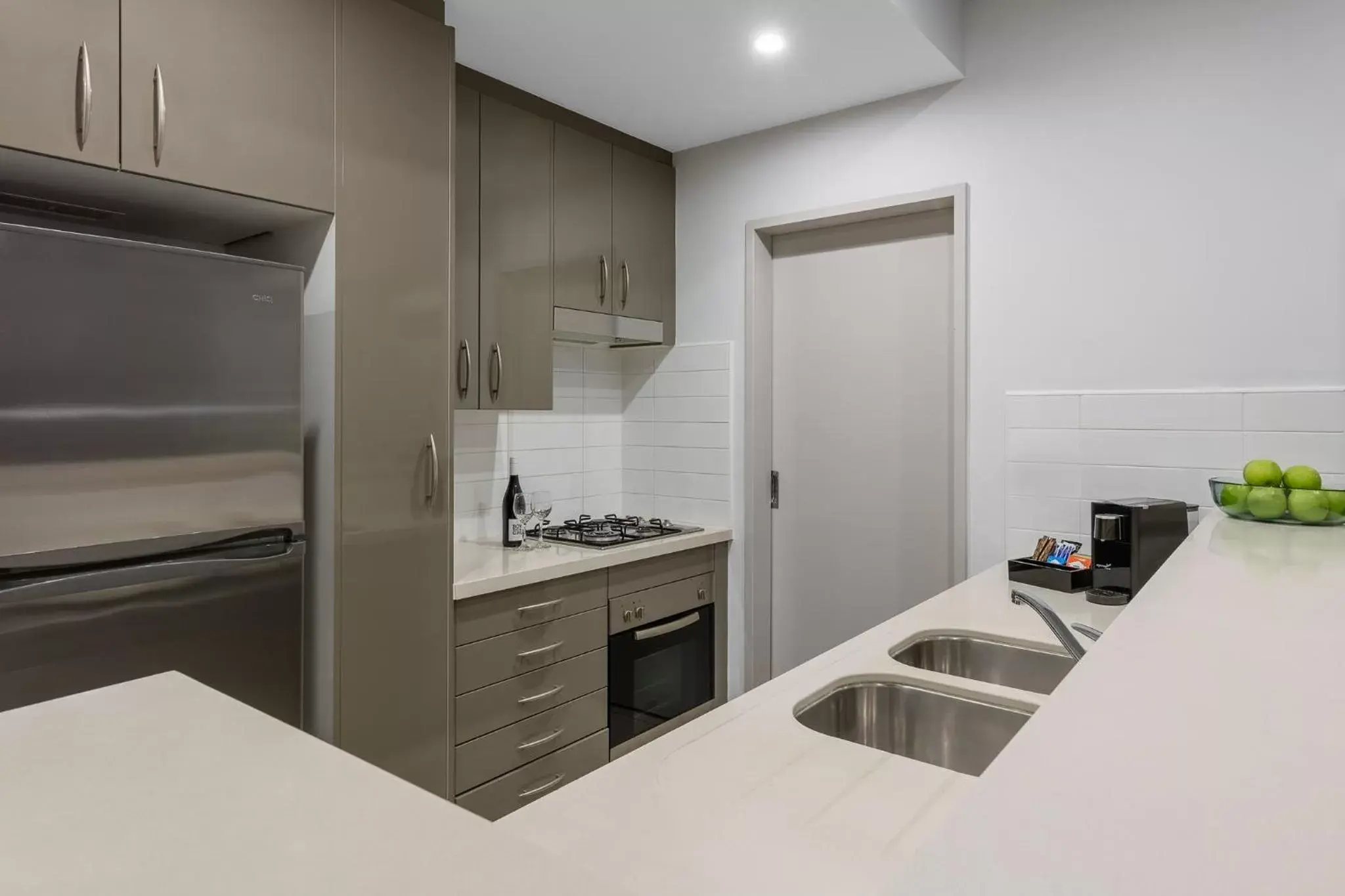 Kitchen or kitchenette, Kitchen/Kitchenette in Meriton Suites Kent Street, Sydney