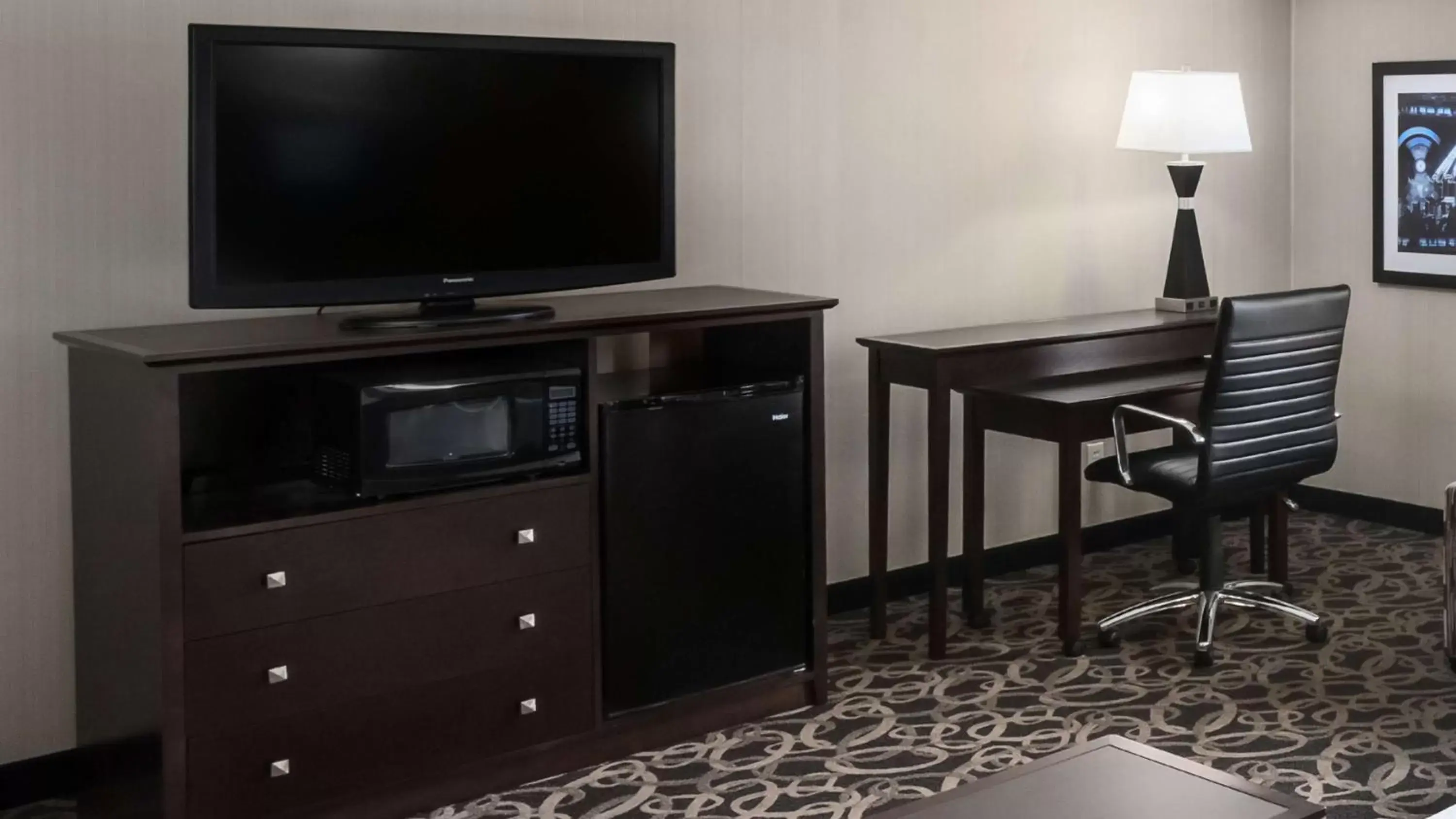 Photo of the whole room, TV/Entertainment Center in Best Western Ramkota Hotel Aberdeen