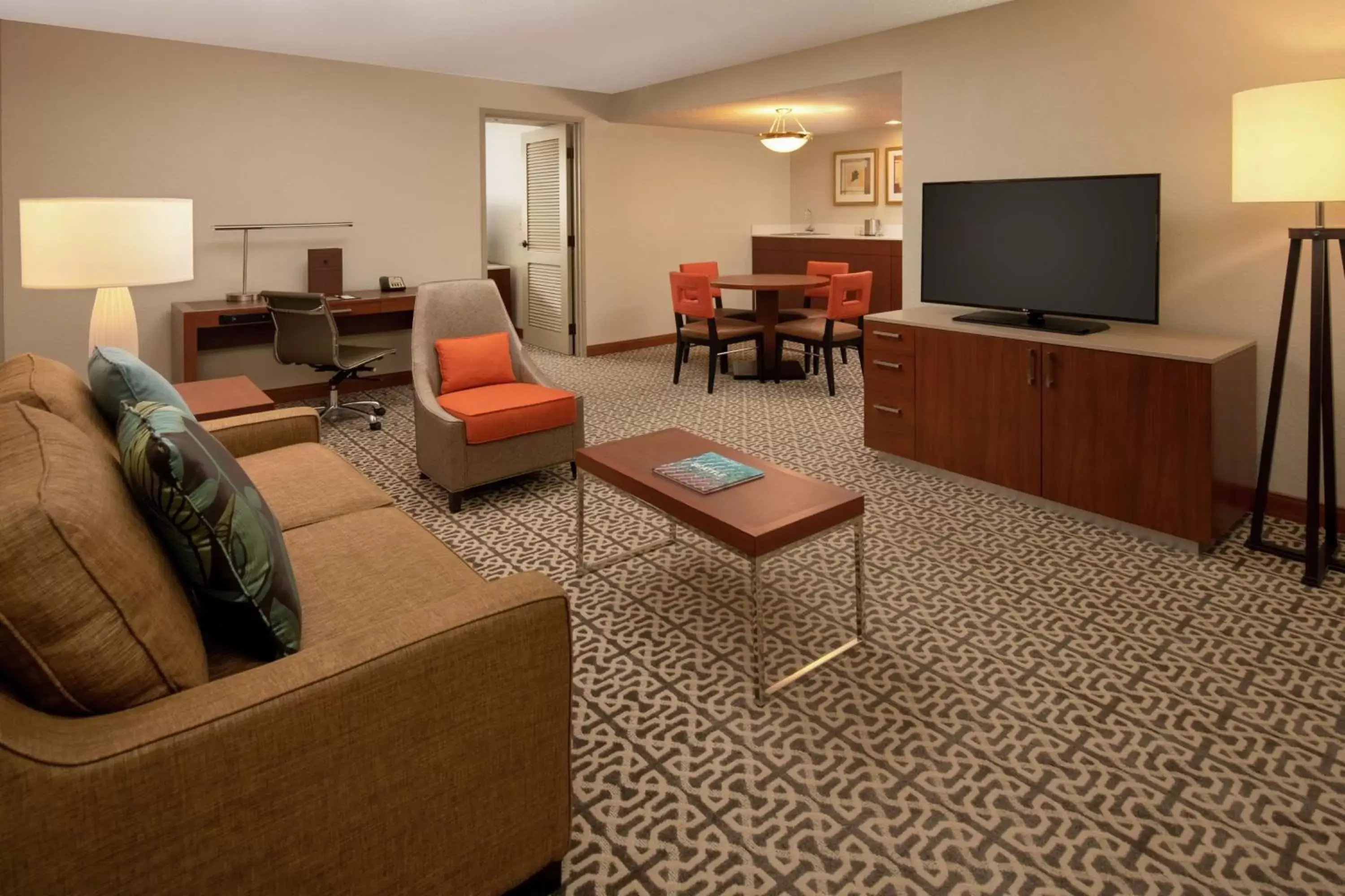 Bedroom, TV/Entertainment Center in DoubleTree Suites by Hilton Seattle Airport/Southcenter