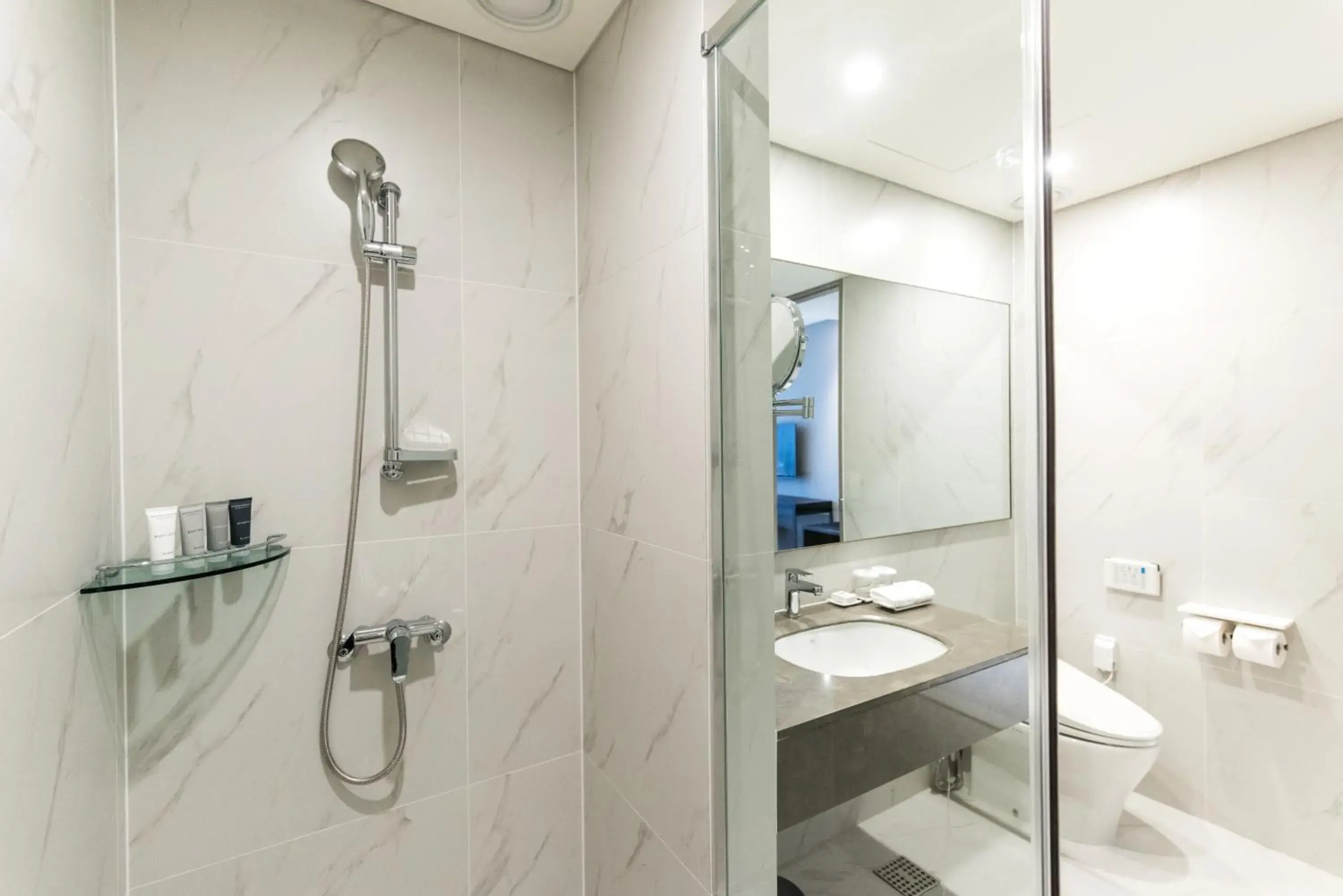 Shower, Bathroom in HOTEL NANTA JEJU