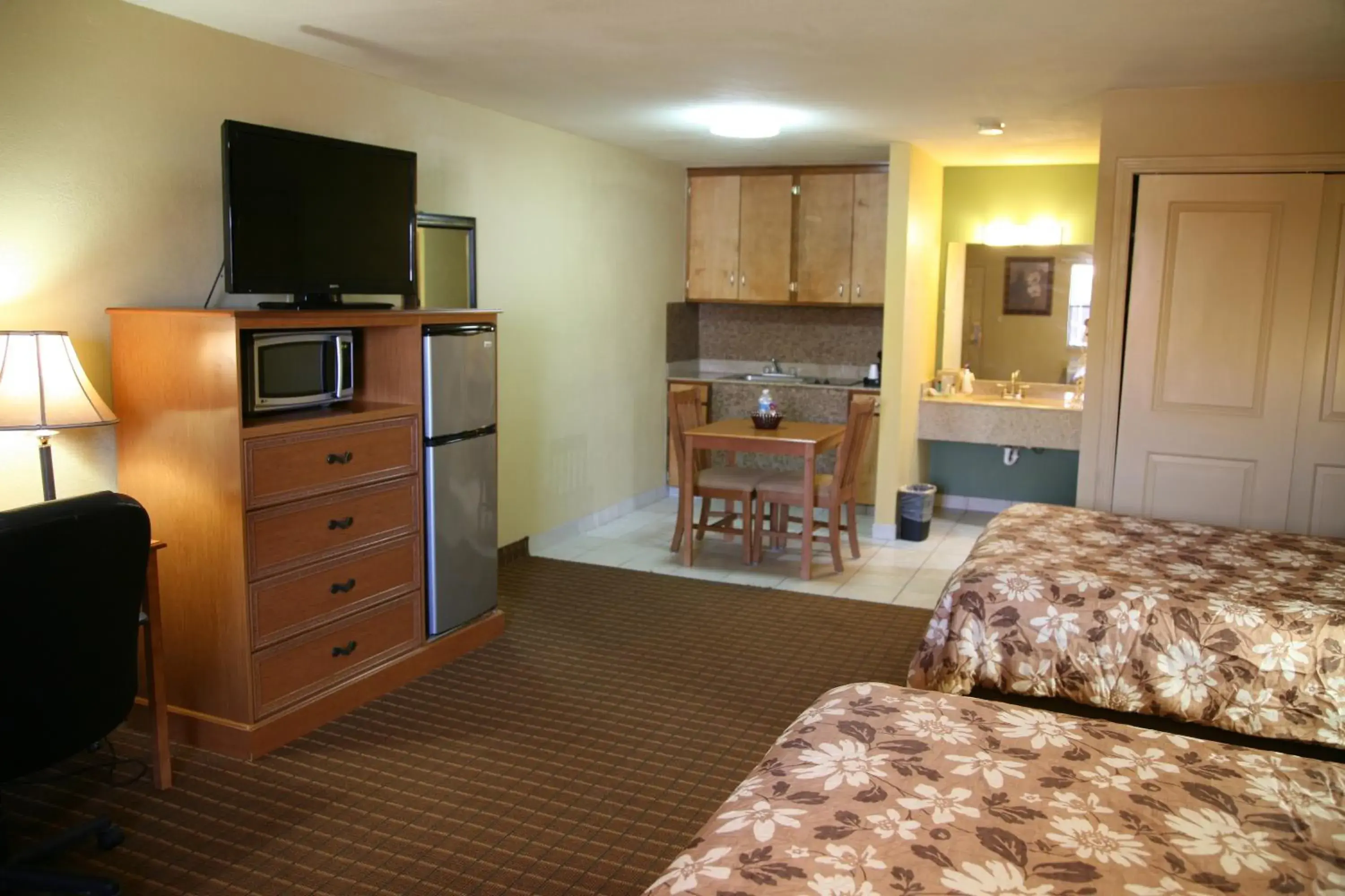 Photo of the whole room, TV/Entertainment Center in Coach Light Inn