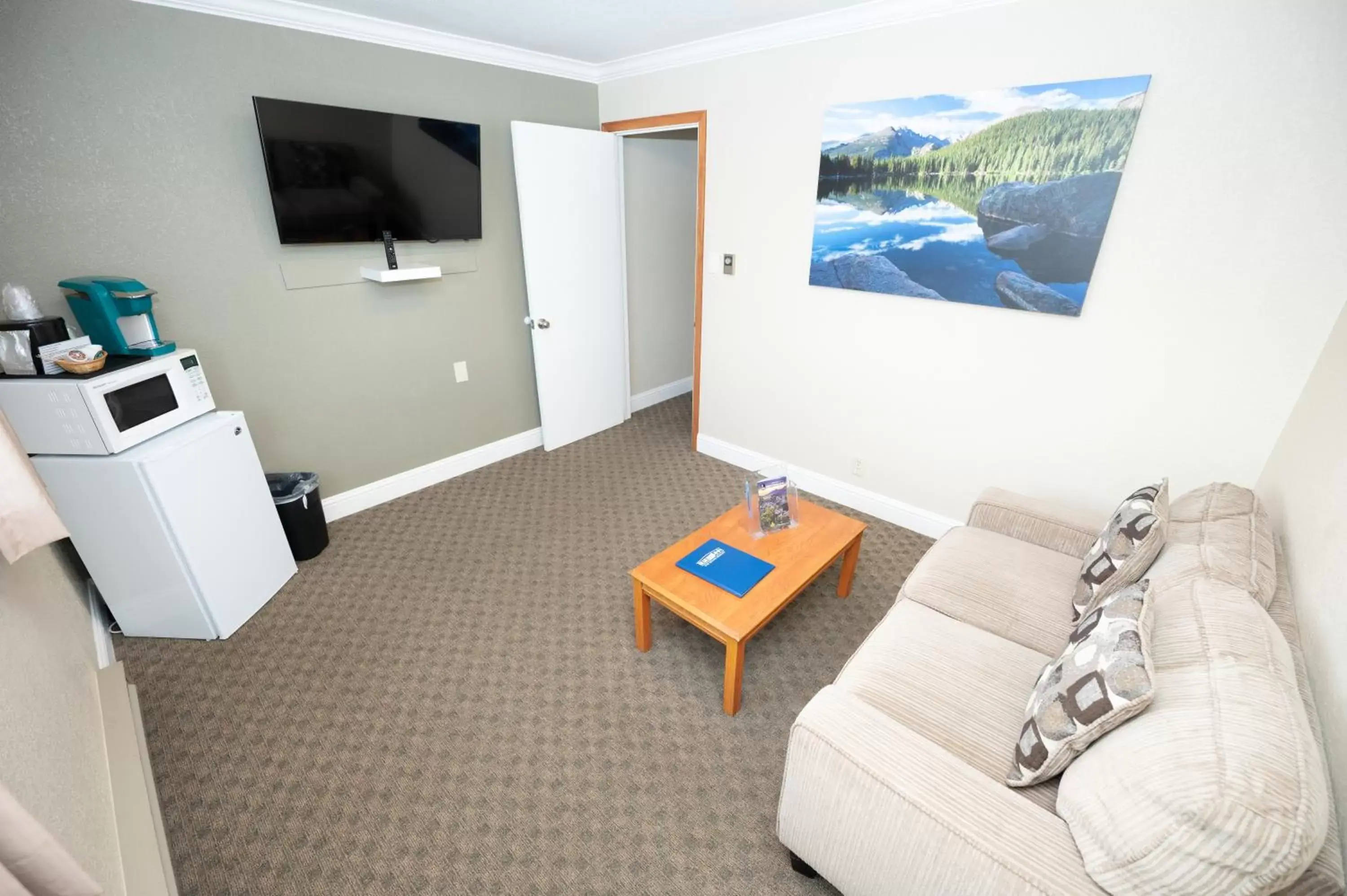 Living room, TV/Entertainment Center in Blue Door Inn