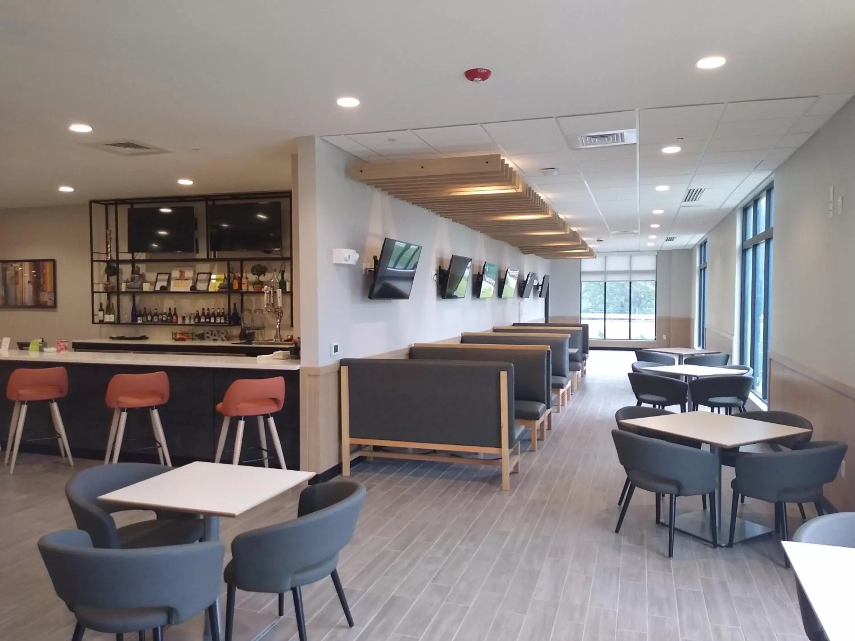 Restaurant/places to eat, Lounge/Bar in Holiday Inn - Kansas City - Northeast, an IHG Hotel