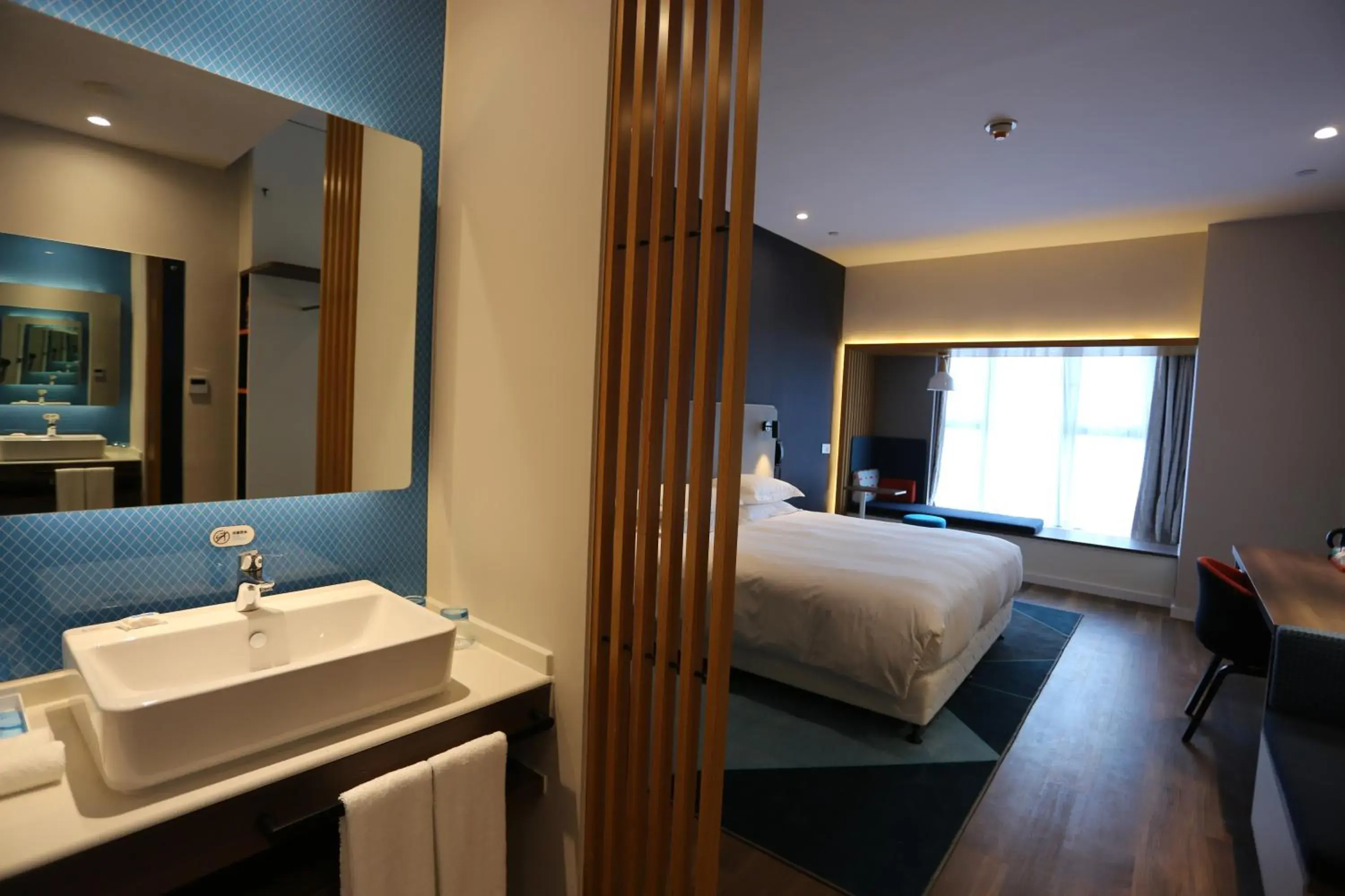 Photo of the whole room, Bathroom in Holiday Inn Express - Wuhan Optical Valley, an IHG Hotel
