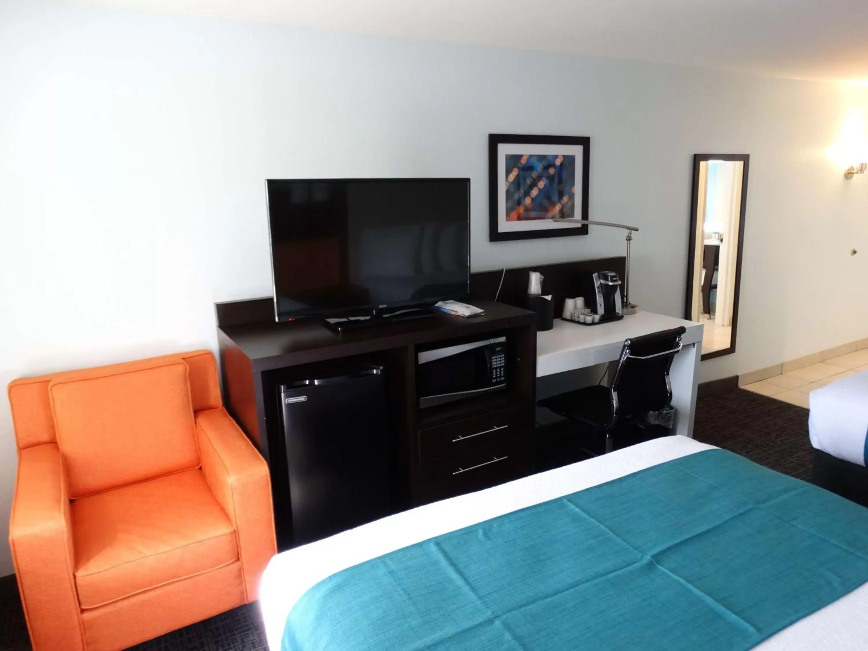 Photo of the whole room, TV/Entertainment Center in Best Western Plus Kissimmee-Lake Buena Vista South Inn & Suites