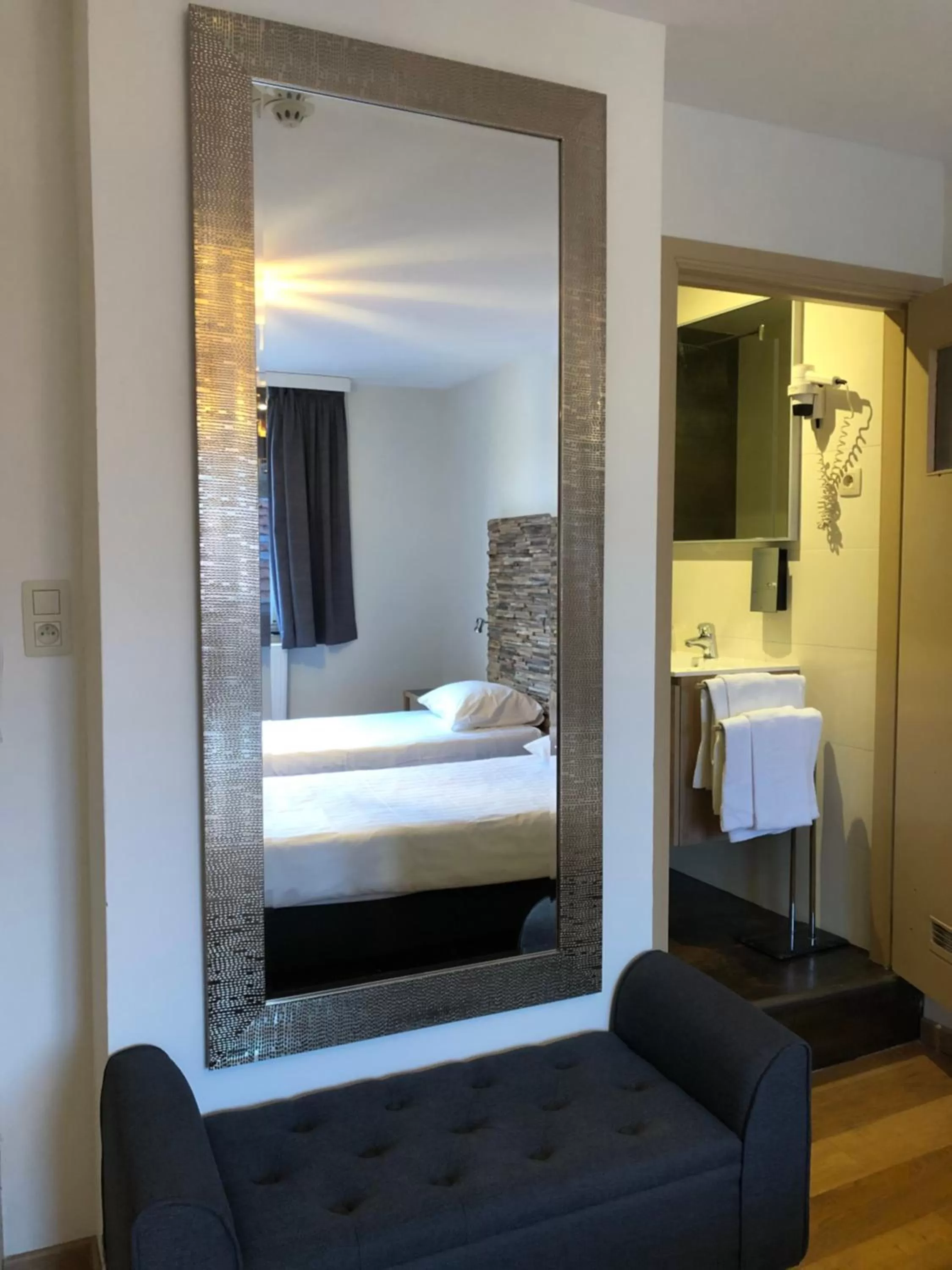 Bathroom, Bed in Hotel Le Cygne d'Argent