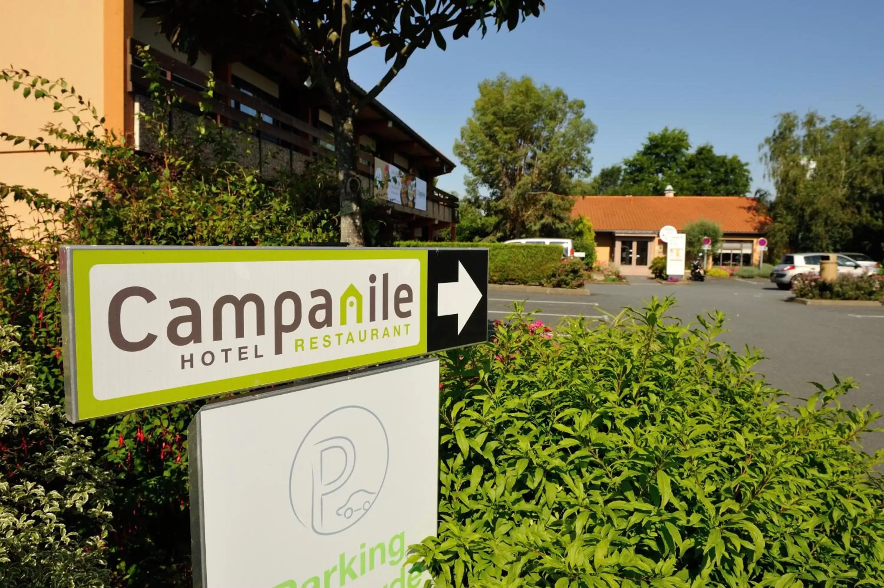 Facade/entrance, Property Logo/Sign in Campanile Cholet