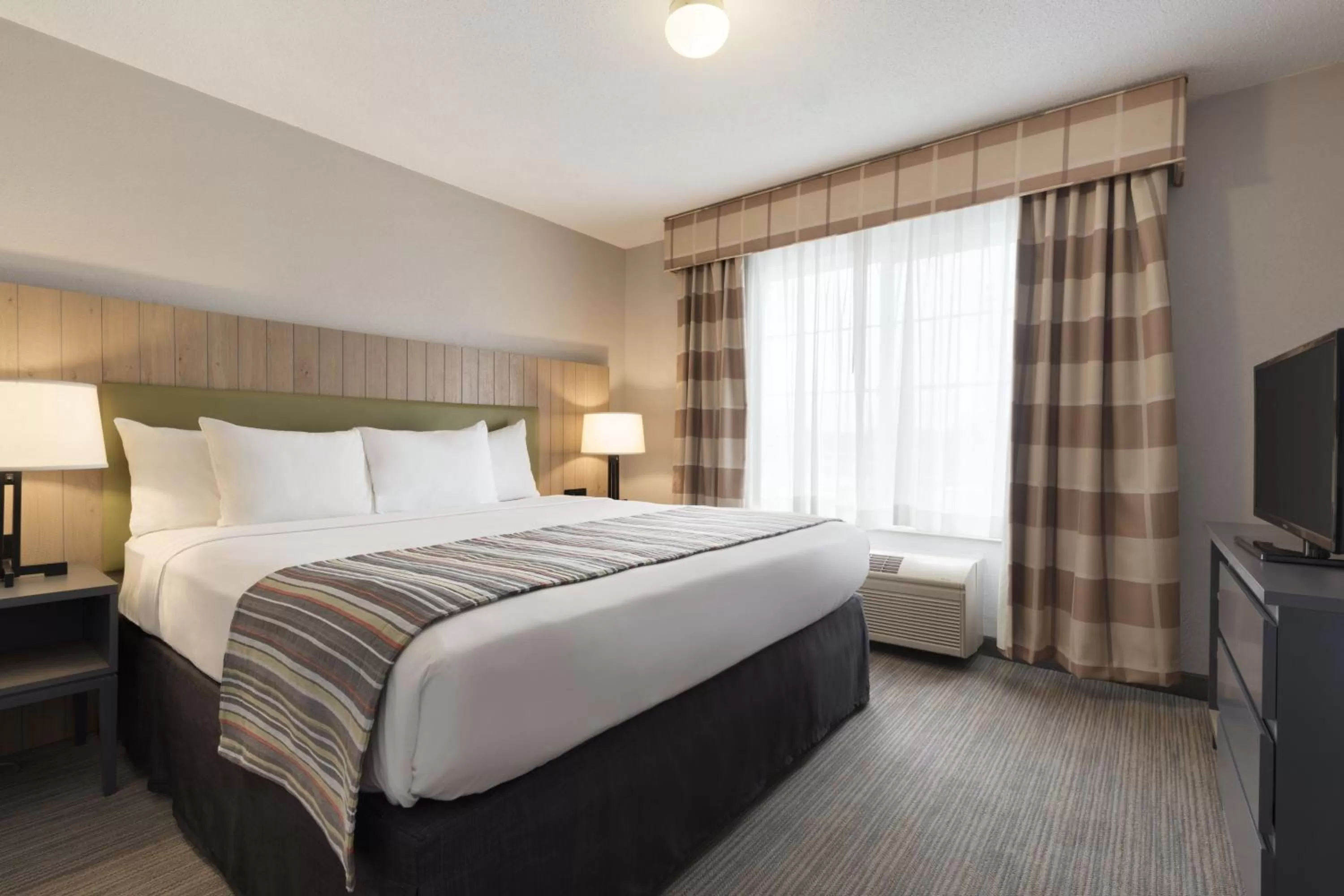 Bed in Country Inn & Suites by Radisson, Minneapolis-Shakopee