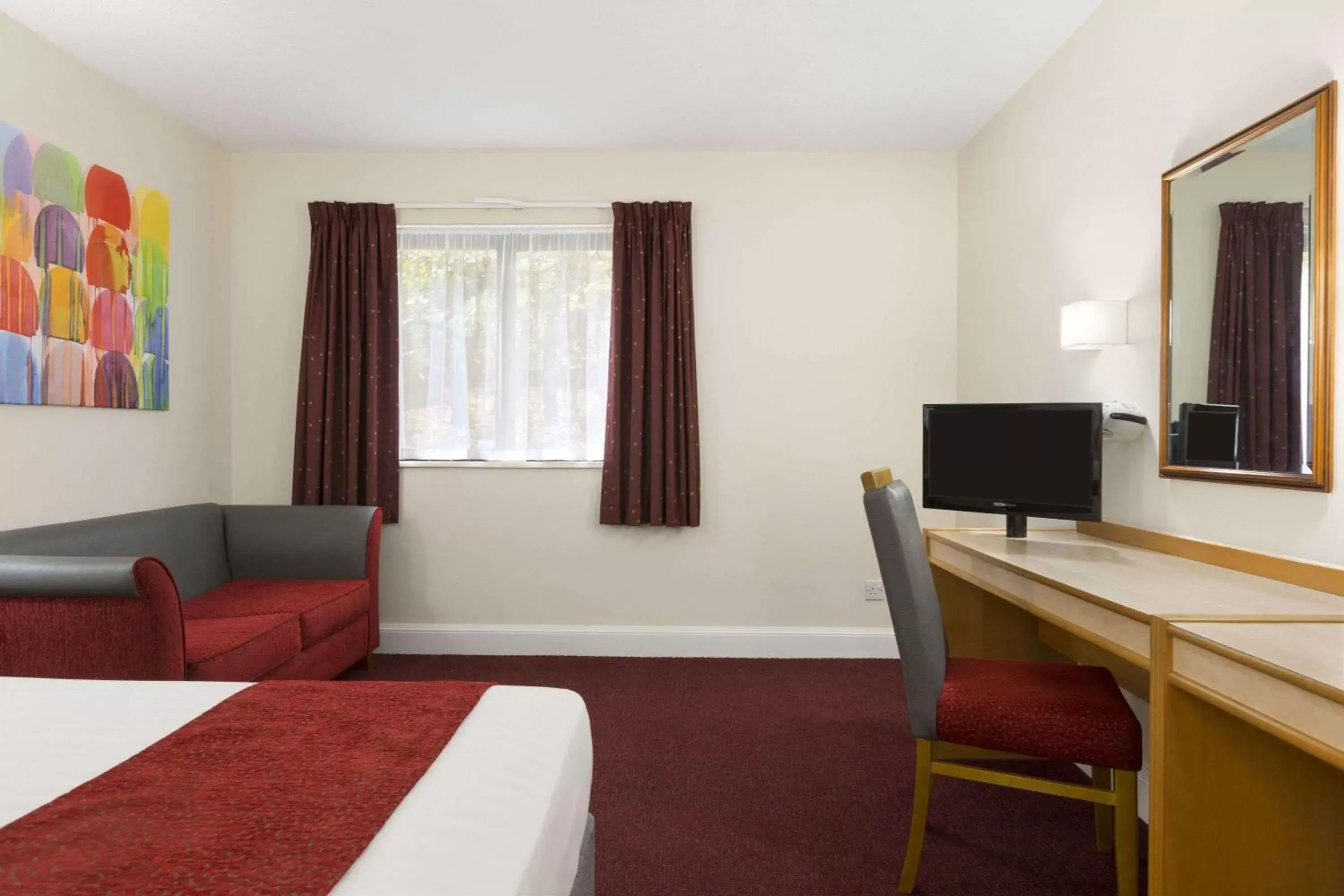 Photo of the whole room, TV/Entertainment Center in Days Inn Maidstone