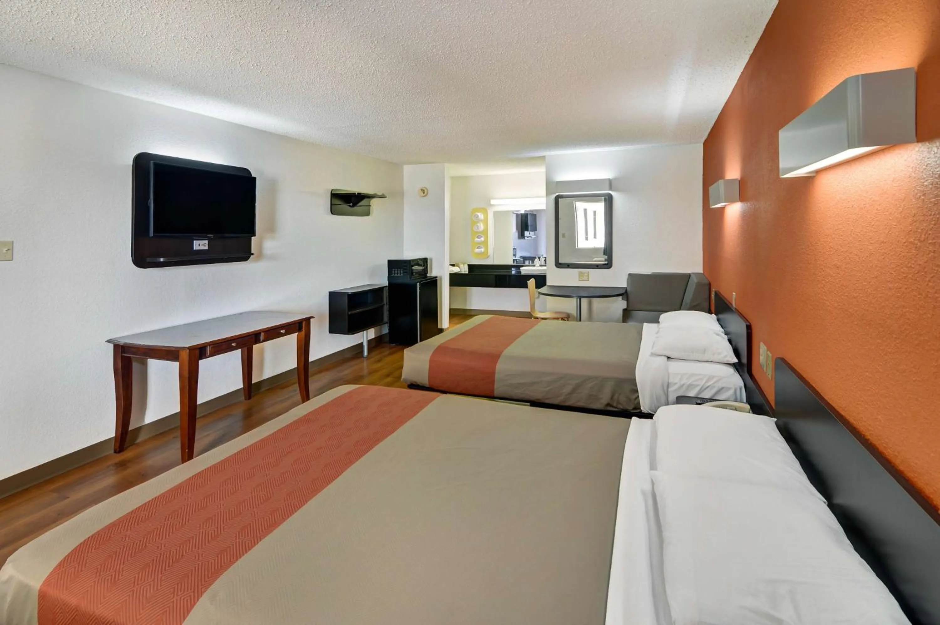 TV and multimedia, Bed in Motel 6-Lindale, TX