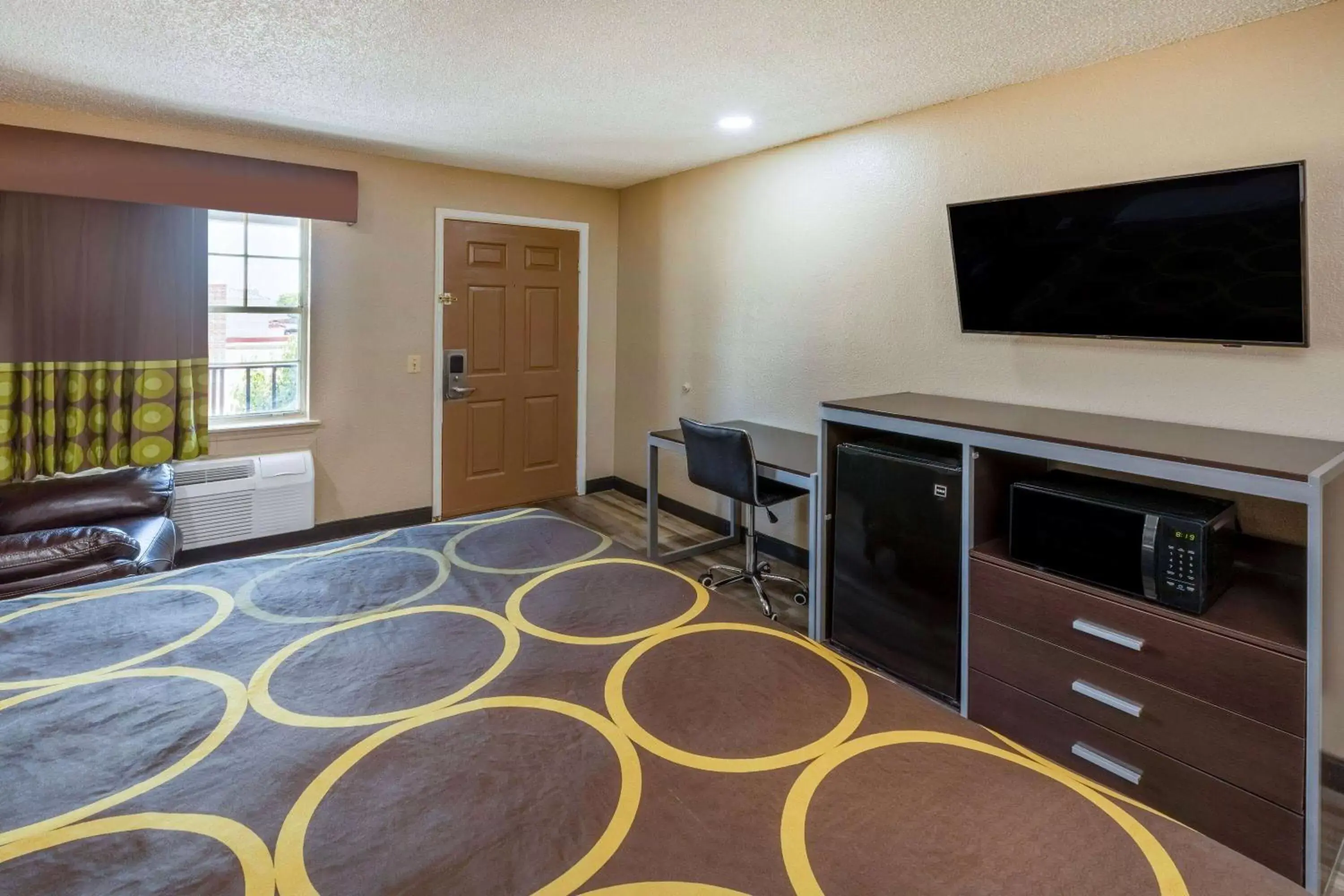 Photo of the whole room, TV/Entertainment Center in Super 8 by Wyndham Tulsa/Arpt/St Fairgrounds