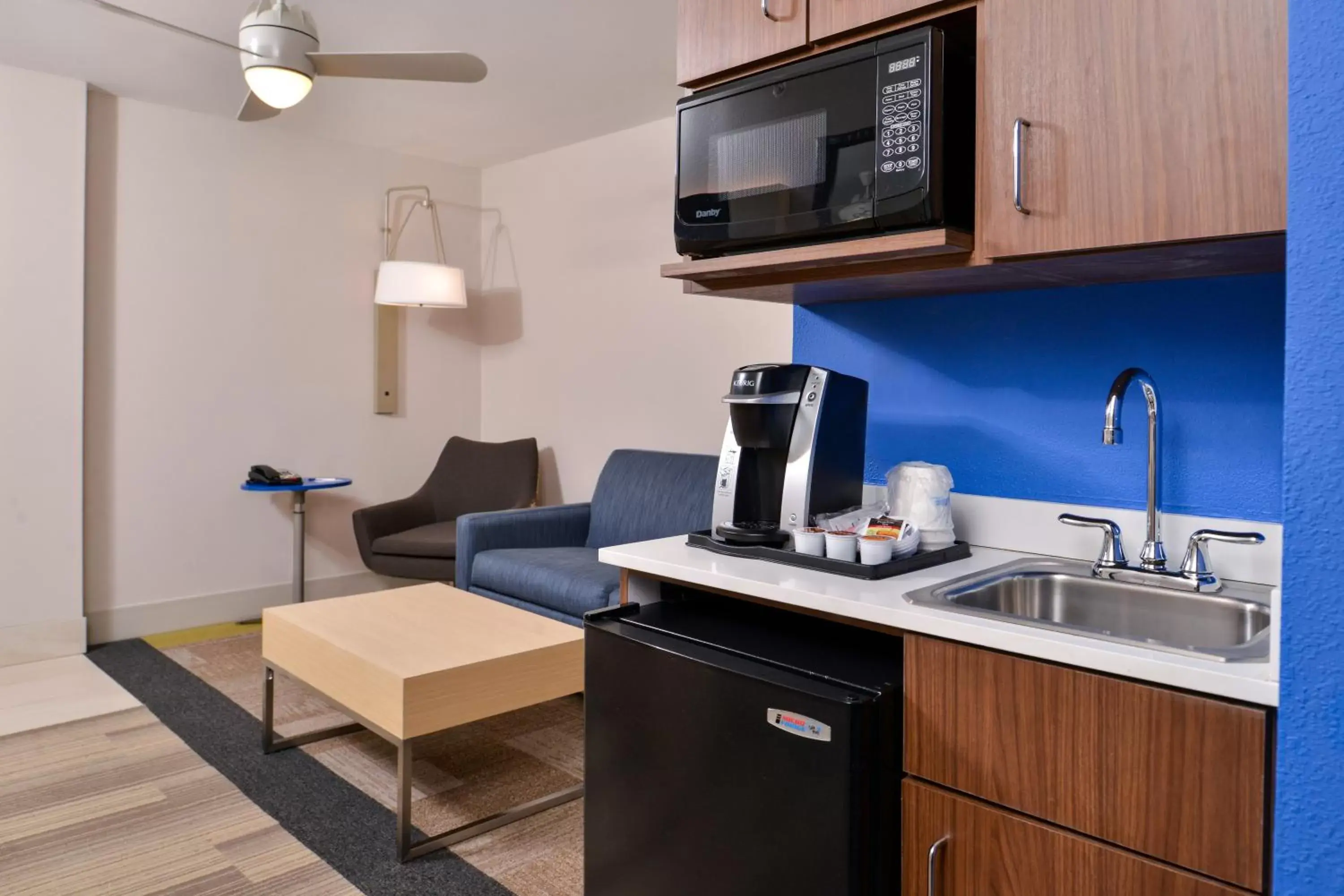 Photo of the whole room, Kitchen/Kitchenette in Holiday Inn Express Hotel & Suites Cincinnati - Mason, an IHG Hotel