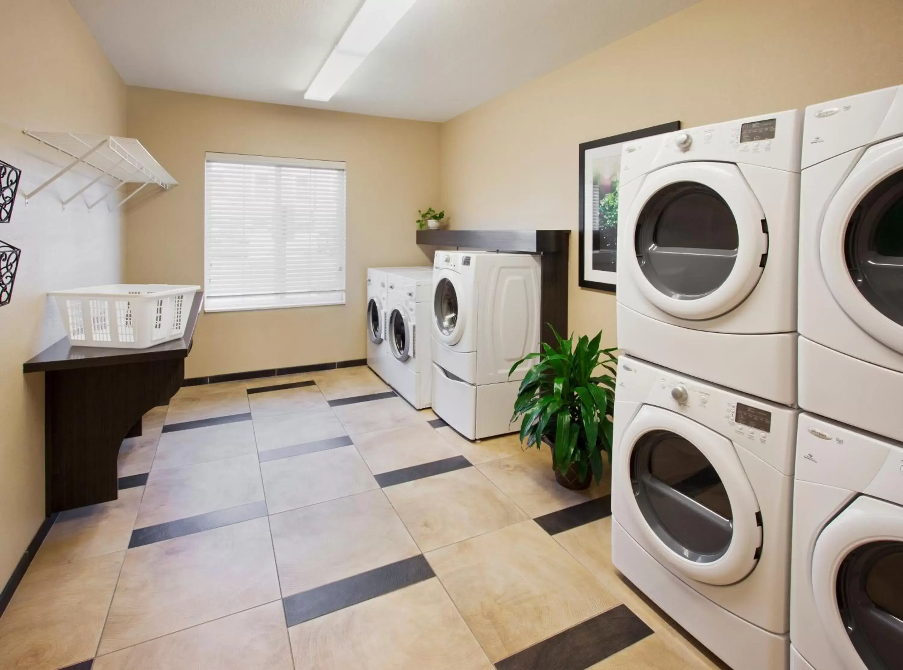 Other, Kitchen/Kitchenette in Candlewood Suites Decatur Medical Center, an IHG Hotel