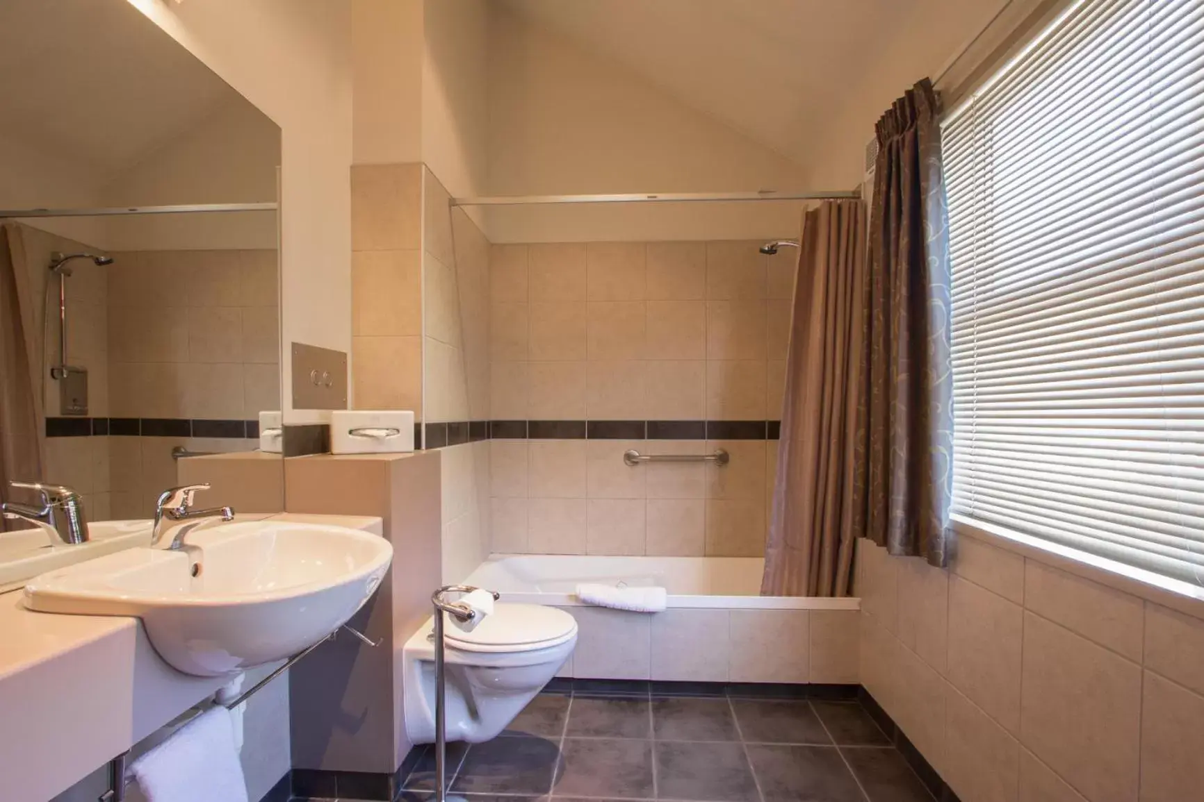 Bathroom in Balmoral Lodge Motel