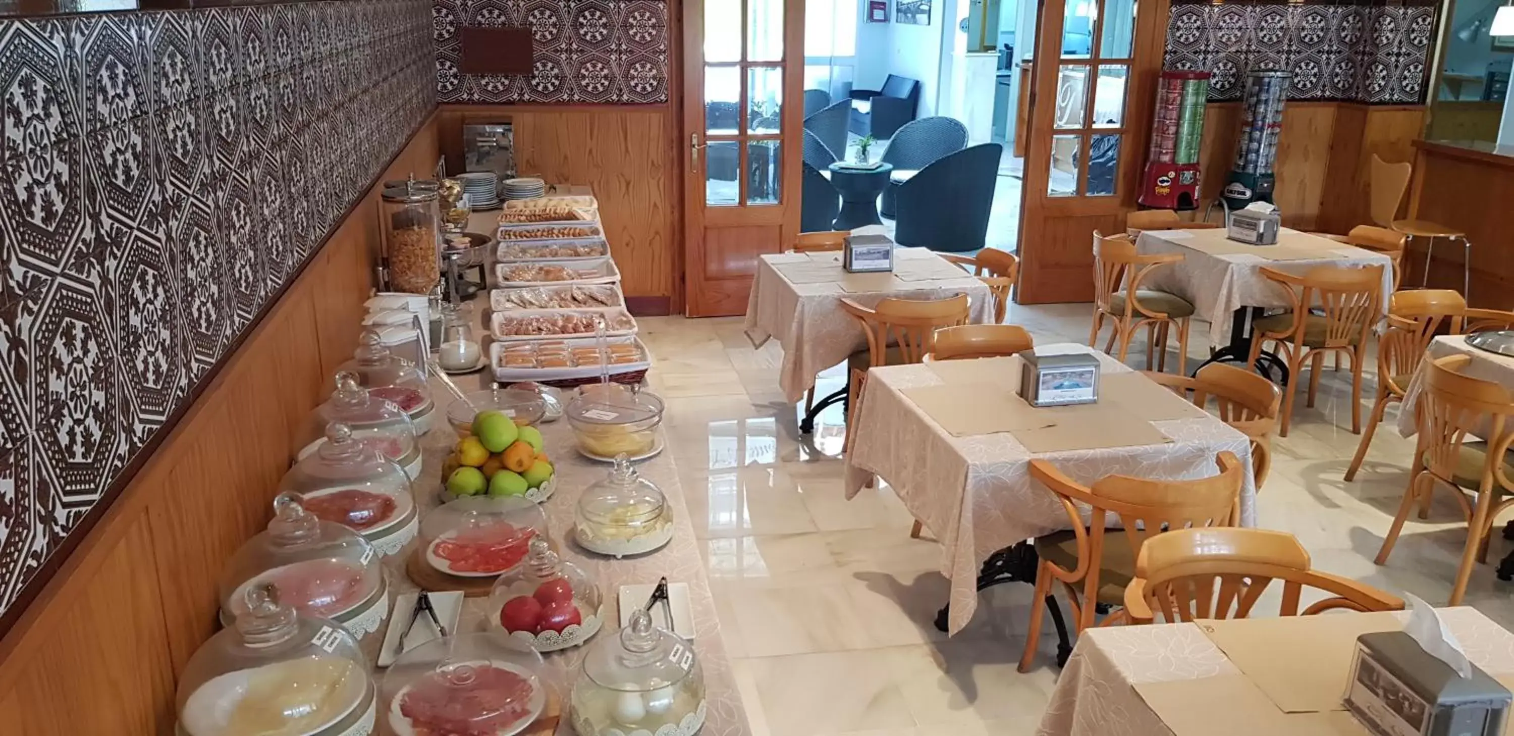 Buffet breakfast, Restaurant/Places to Eat in Hotel Torre De Los Guzmanes