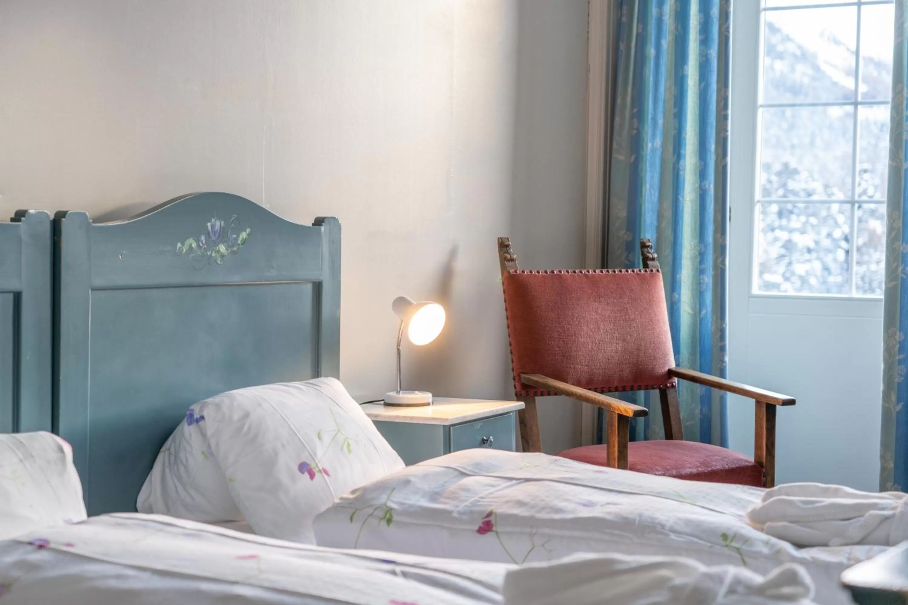 Bedroom, Bed in Hotel Chesa Spuondas