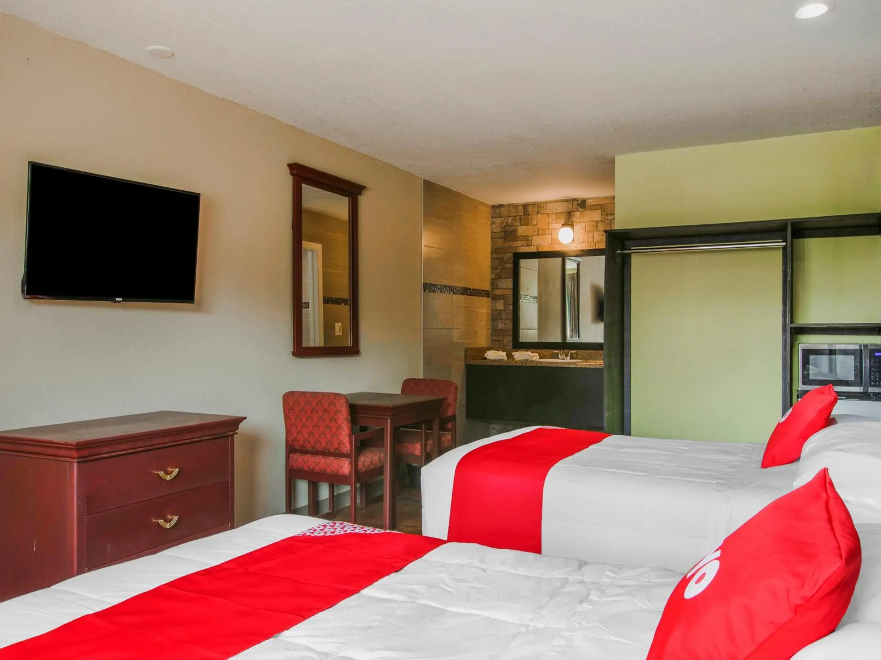 Bedroom, Bed in OYO Superior Budget Inn Bartow