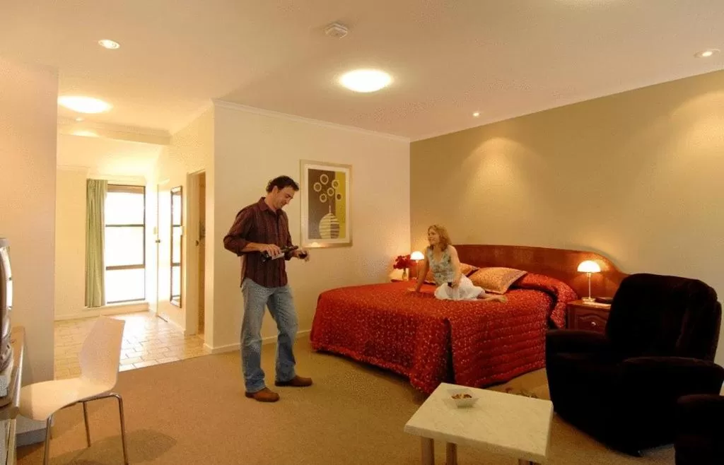 Guests, Bed in McLaren Vale Motel & Apartments
