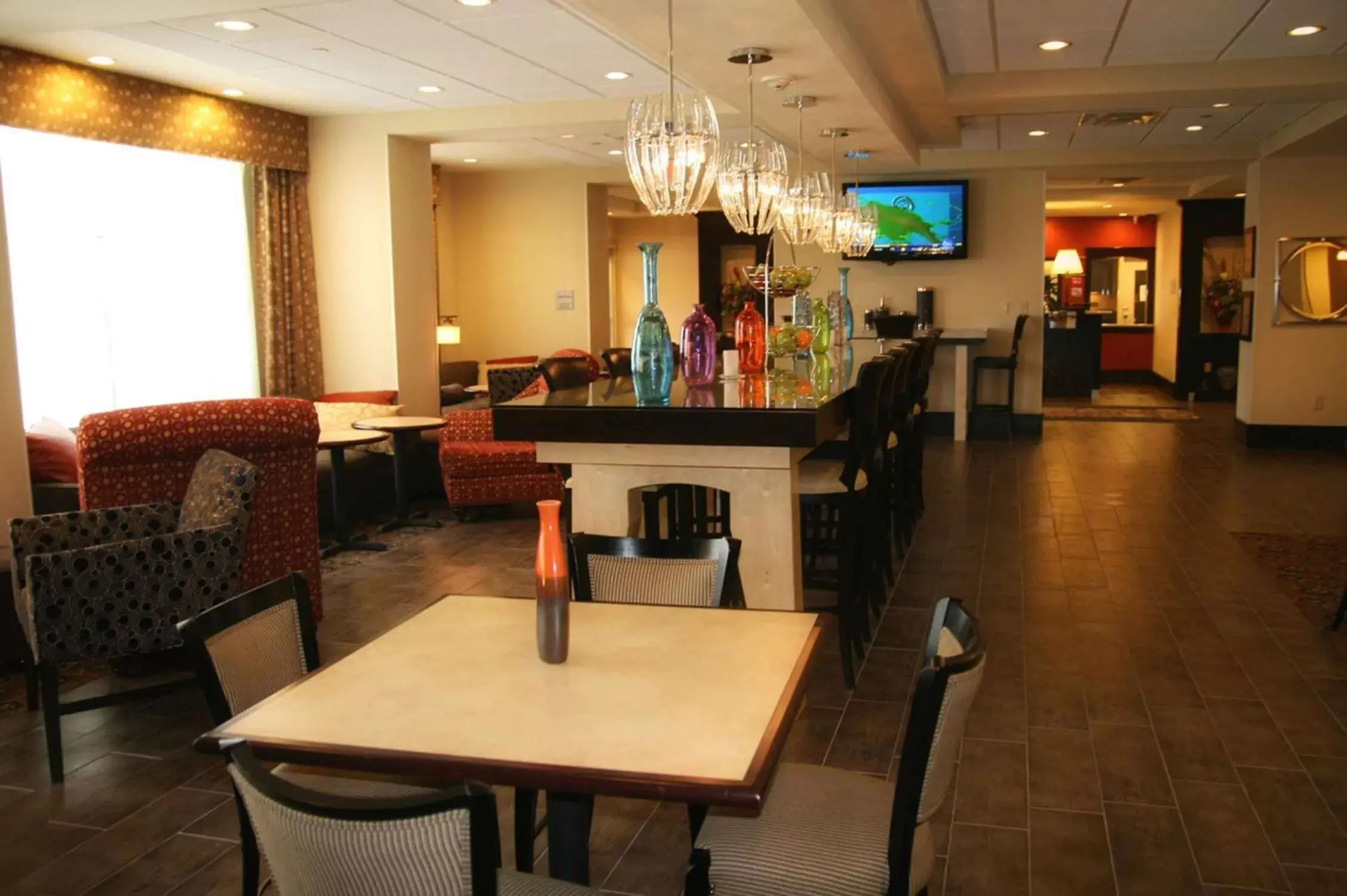Dining area in Hampton Inn Orange