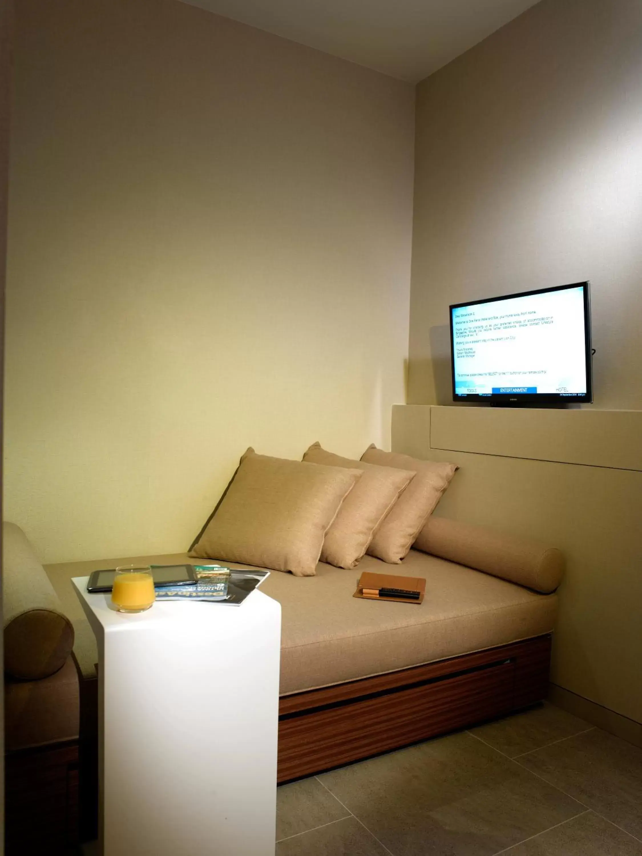 Bed, TV/Entertainment Center in One Farrer Hotel