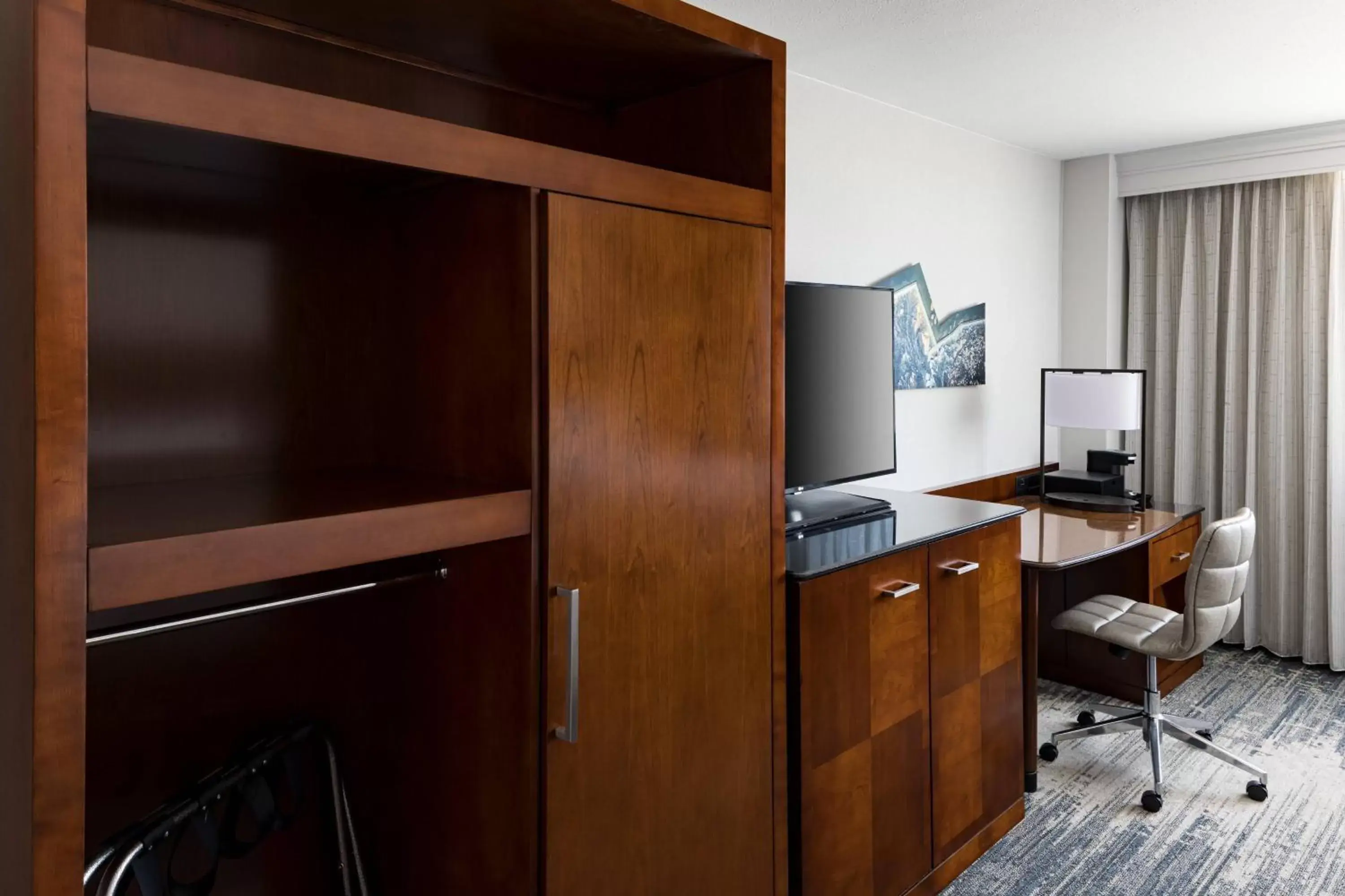 Photo of the whole room, TV/Entertainment Center in Richmond Marriott