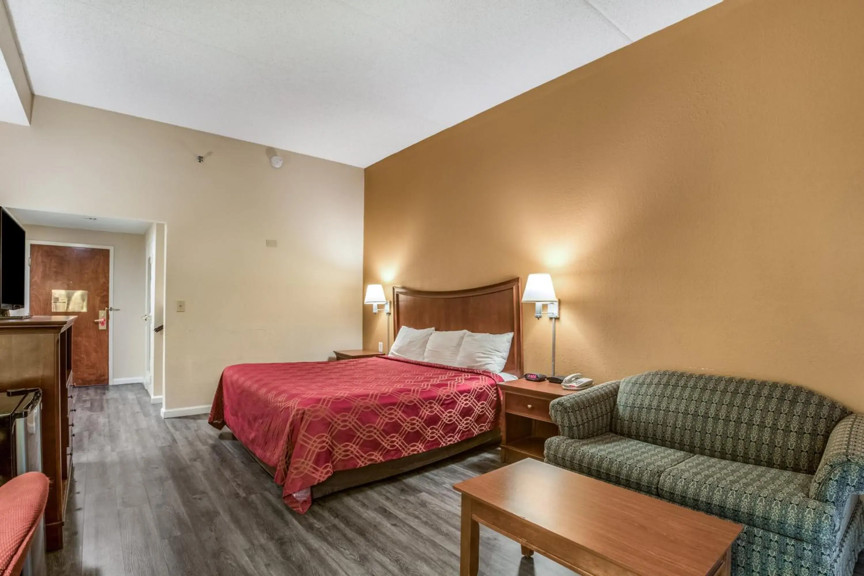 Bed in Econo Lodge Inn & Suites Marietta