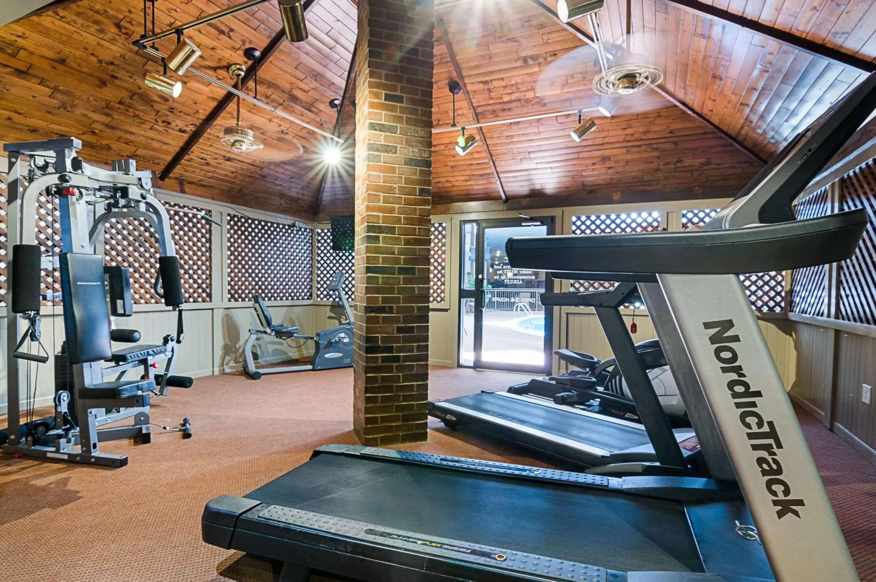 Fitness centre/facilities in Clarion Inn Garden City Fitness centre/facilities in Clarion Inn Garden City