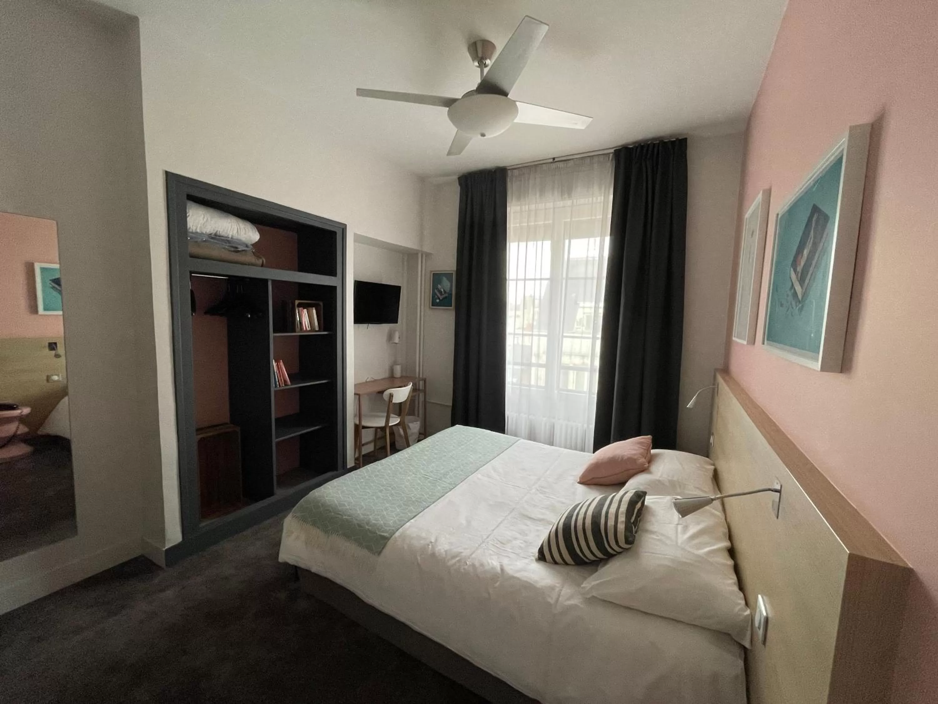 Bedroom, Bed in Urban Jungle Hôtel Orleans