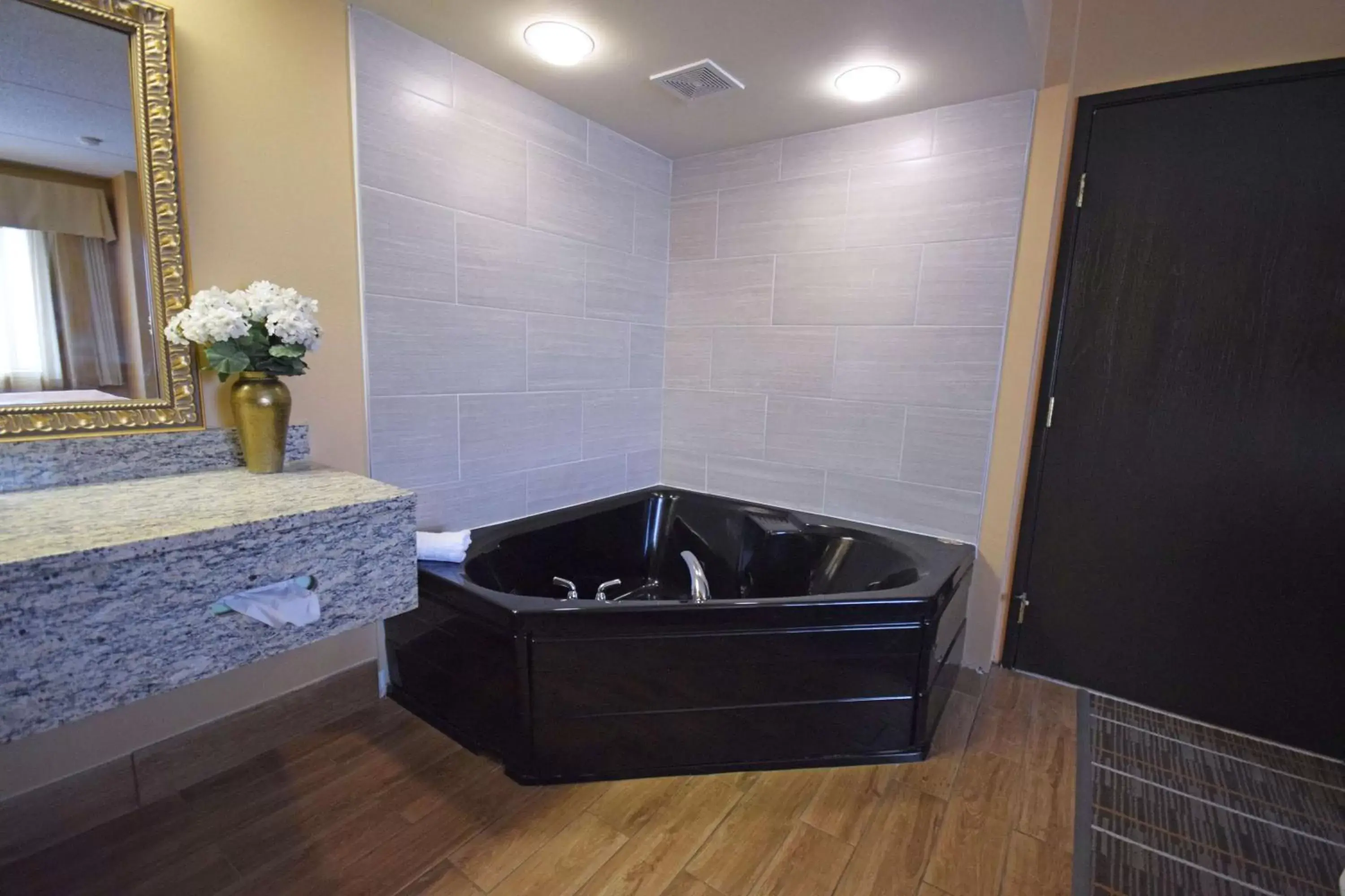 Hot Tub, Bathroom in Best Western Resort Hotel & Conference Center Portage