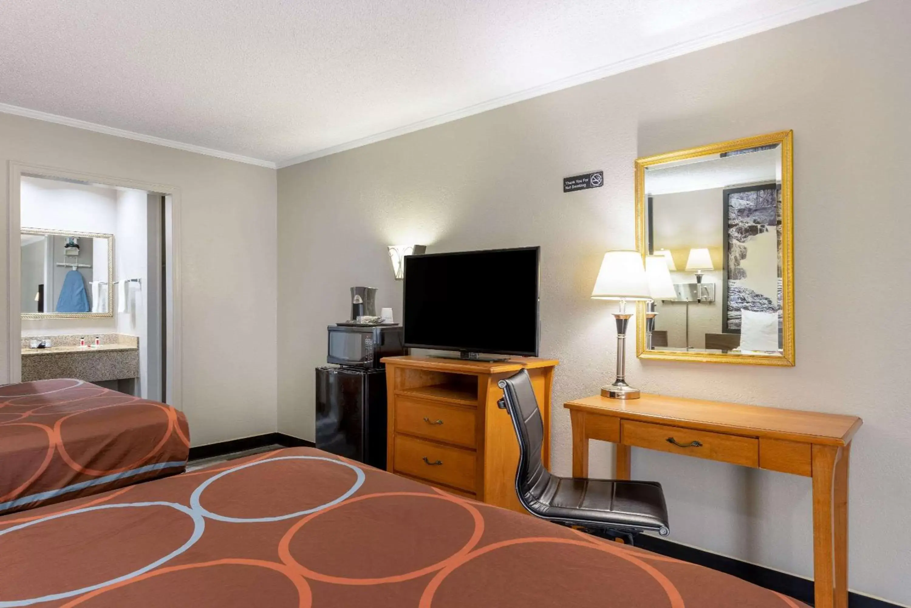 Bedroom, TV/Entertainment Center in Super 8 by Wyndham Kansas City Airport North