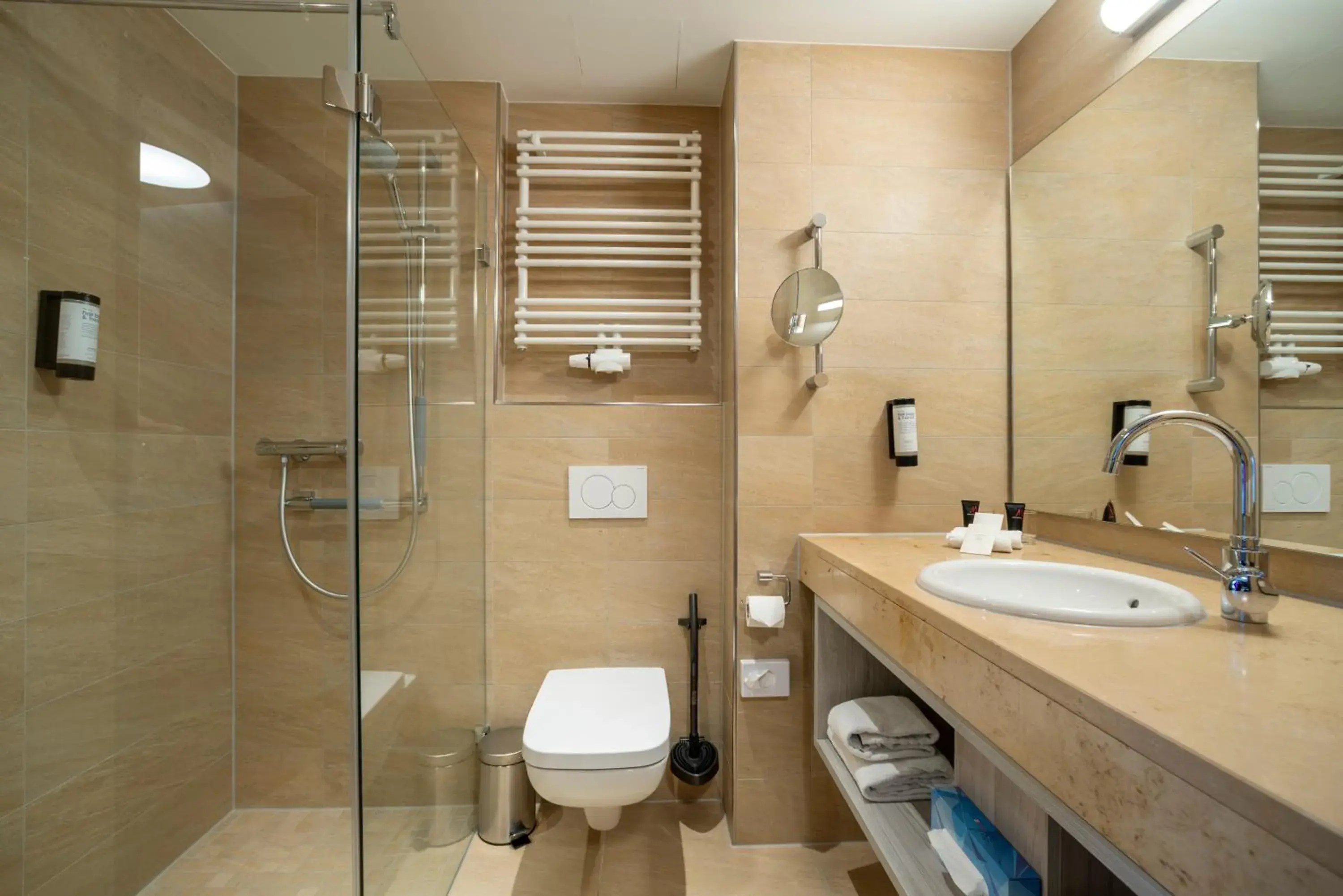 Shower, Bathroom in Eden Hotel Früh am Dom