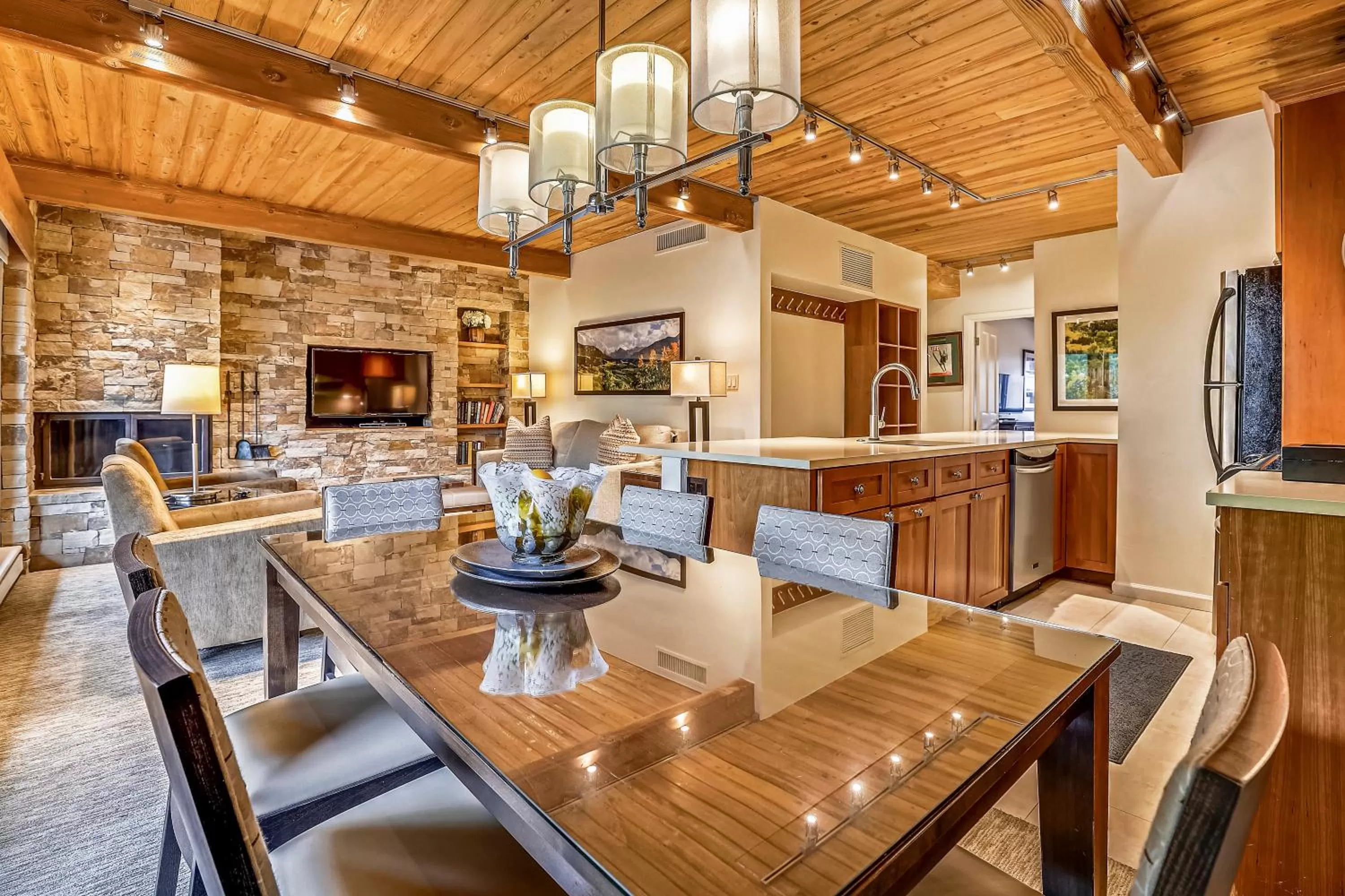 TV and multimedia in Aspen Square Condominium Hotel