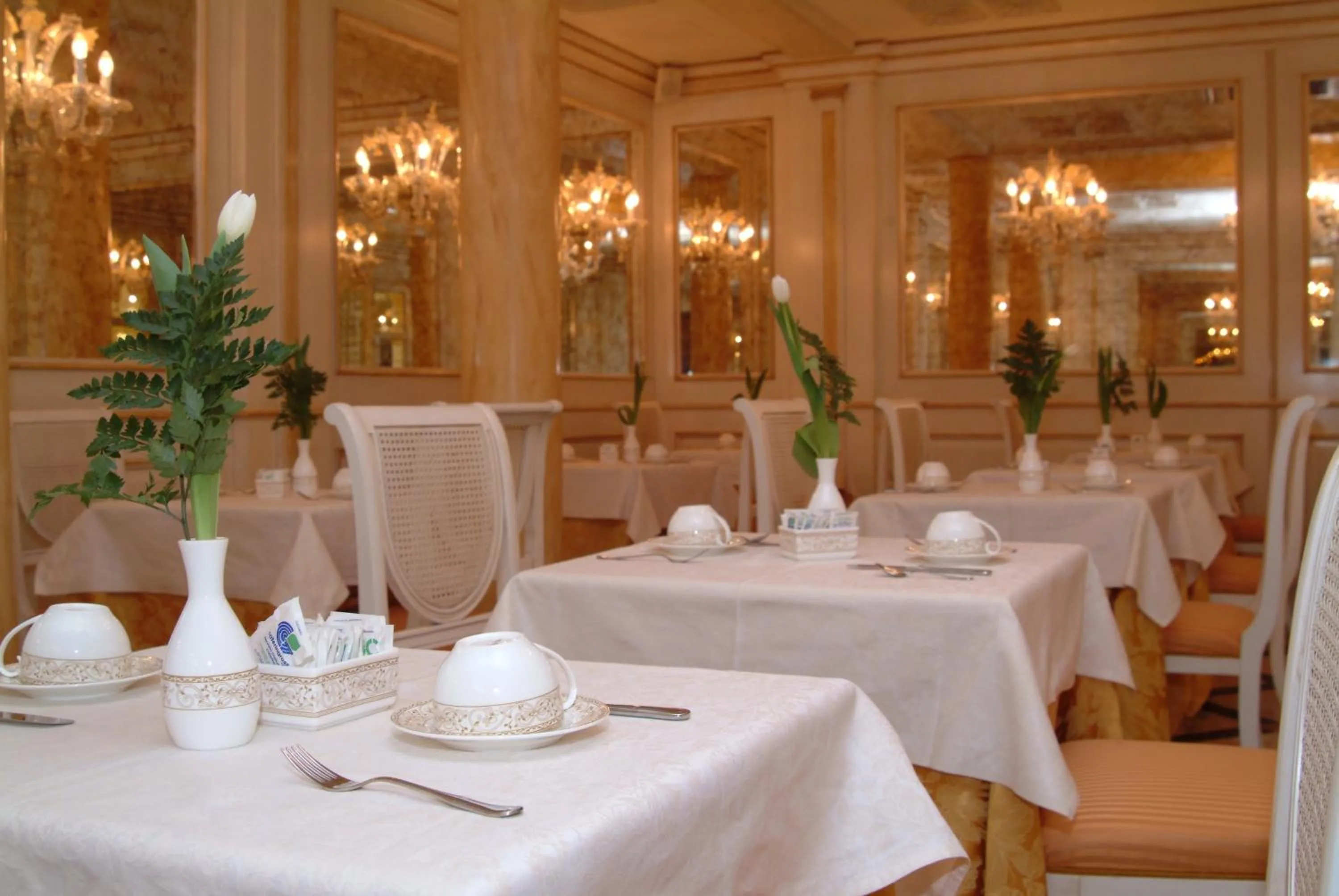 Restaurant/places to eat in Hotel Belle Epoque