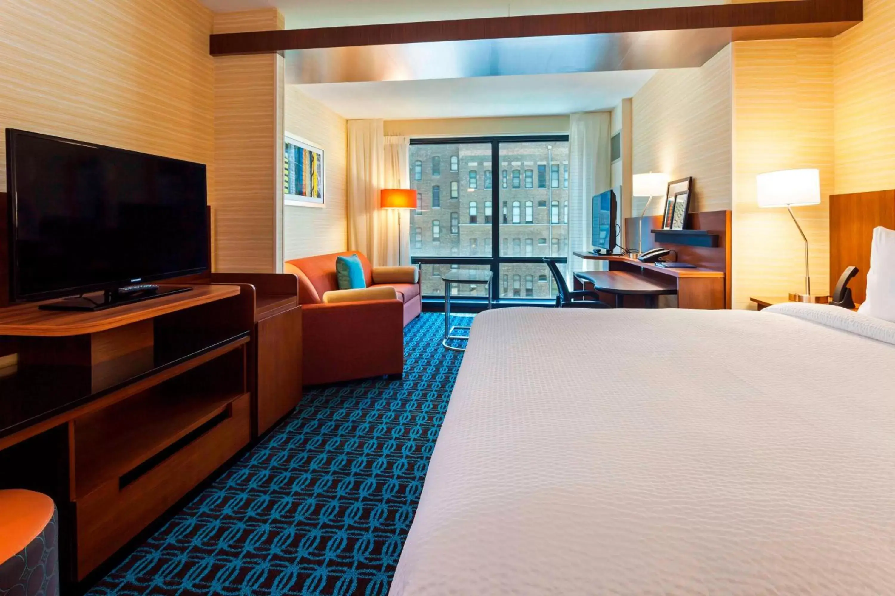 Bedroom, TV/Entertainment Center in Fairfield Inn and Suites Chicago Downtown-River North