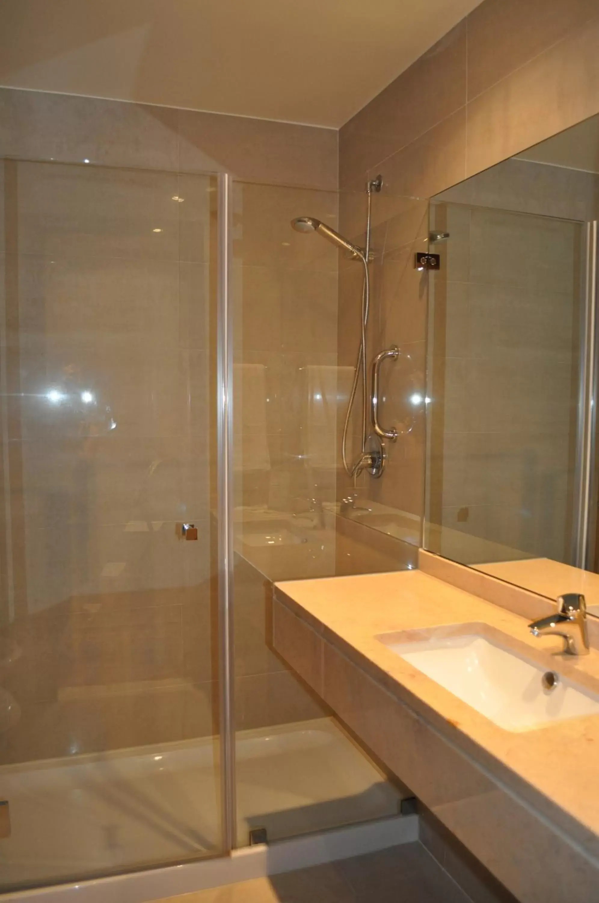 Shower, Bathroom in Hotel Aleluia