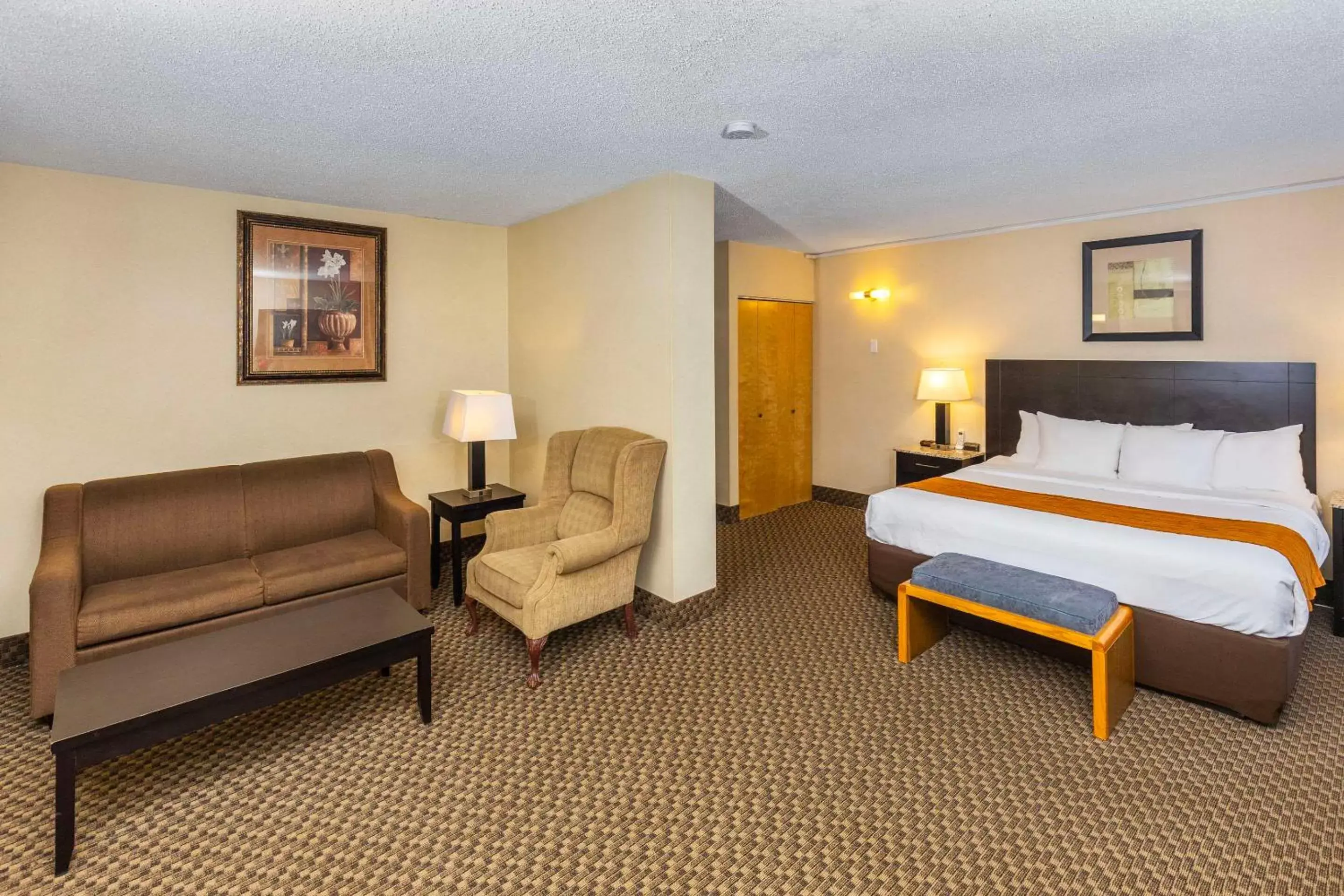 Bedroom in Comfort Inn & Suites Downtown Edmonton