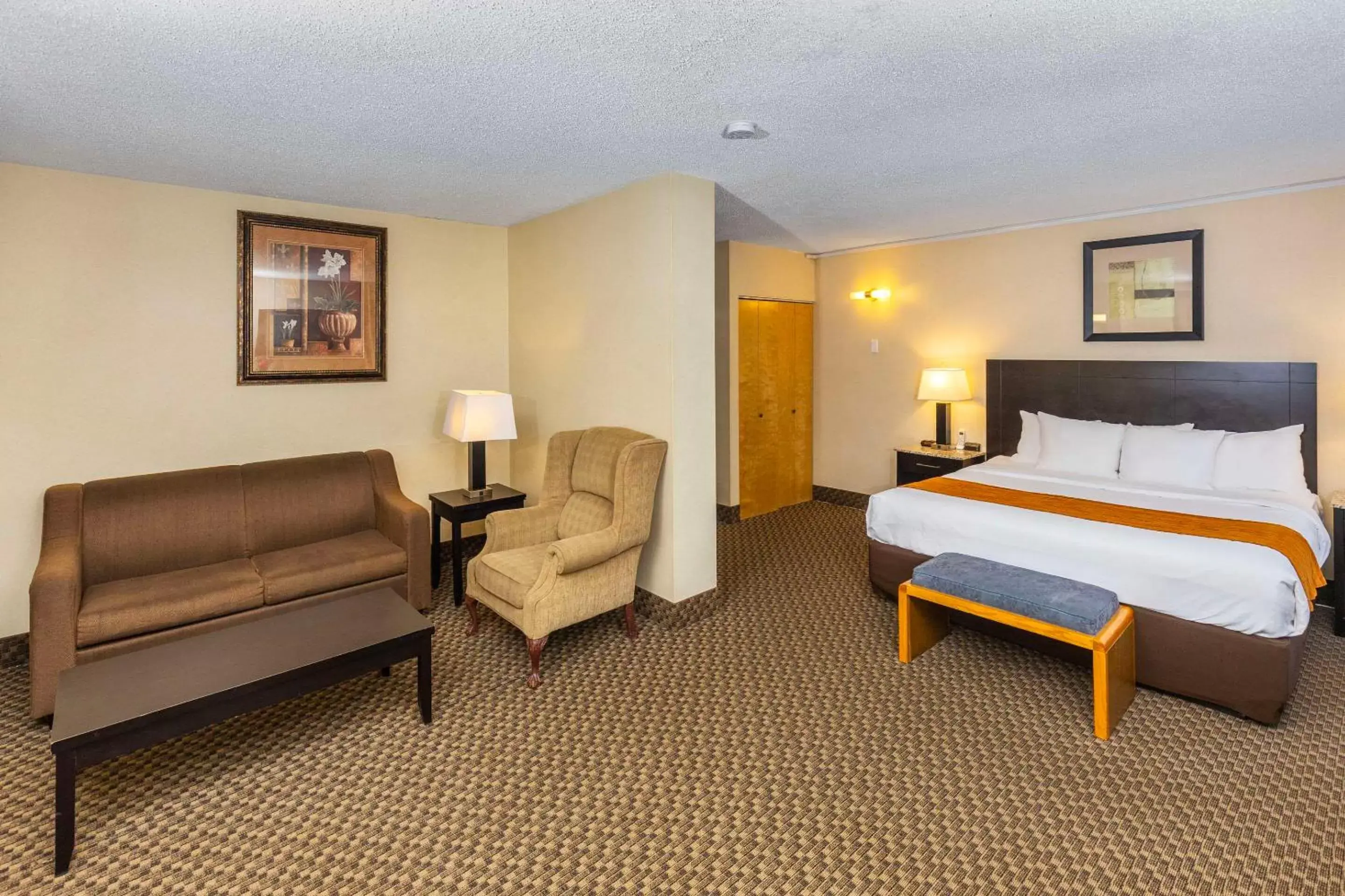 Bedroom, Bed in Comfort Inn & Suites Bedroom, Bed in Comfort Inn & Suites